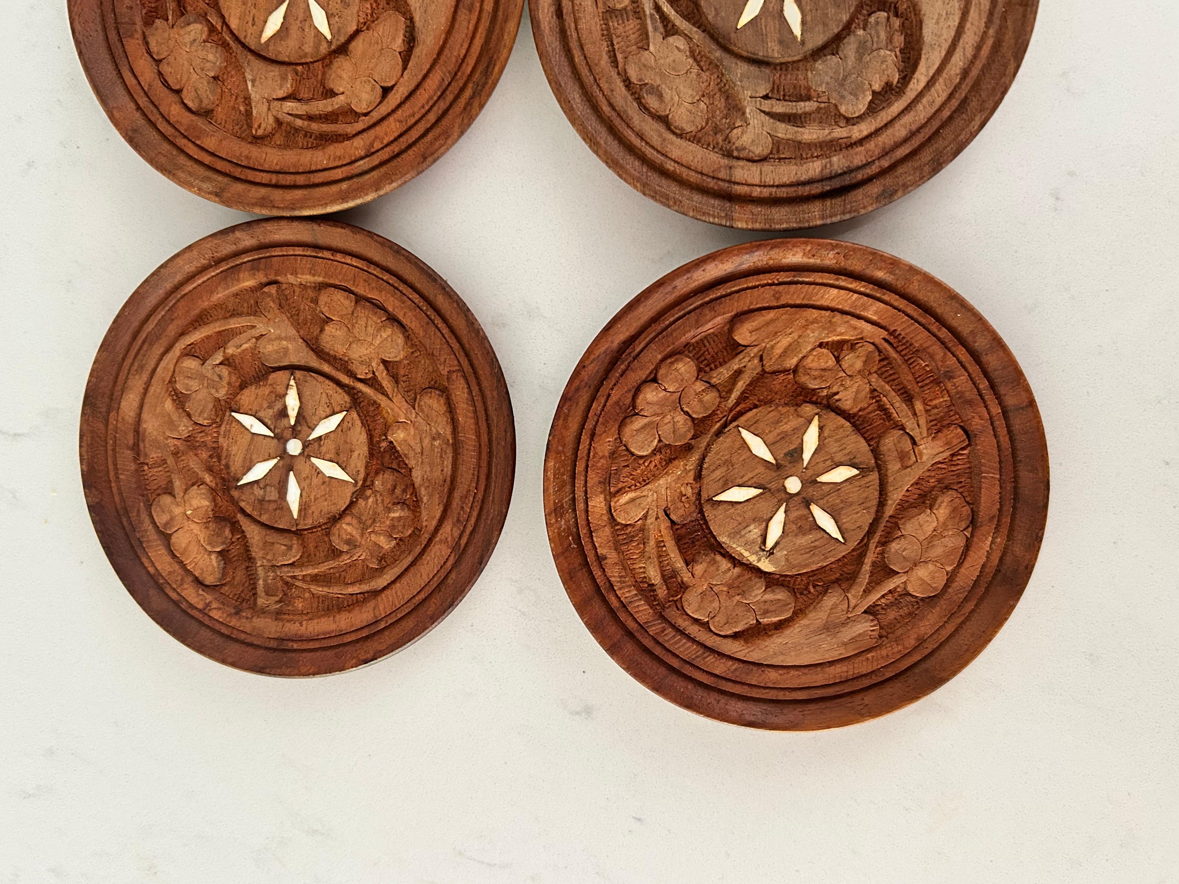 Set of 6 Hand-Carved Sheesham Wood Coasters circa 1970s Caparazón en venta
