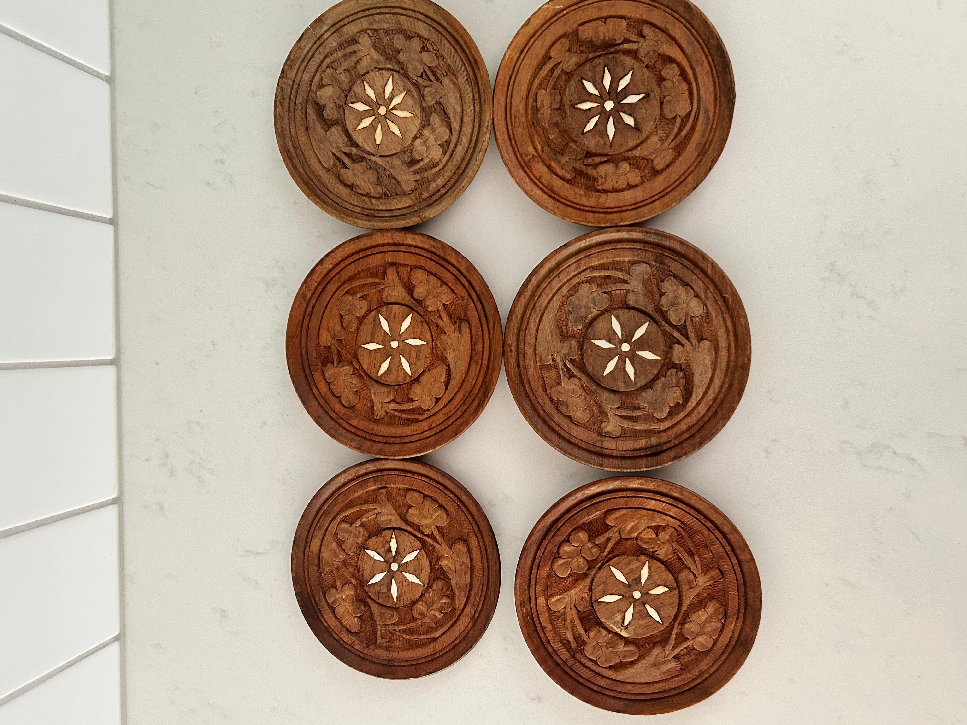 Set of 6 Hand-Carved Sheesham Wood Coasters circa 1970s en venta 1