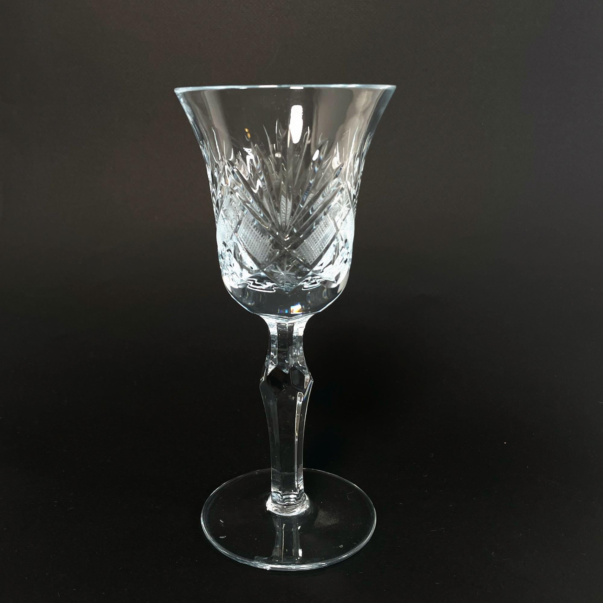 Ce superbe ensemble de 6 verres à vin en cristal de Bohème taillé à la main dans les années 1980 apporte un air de sophistication et d'élégance à toute table à manger ou collection. Chaque verre est méticuleusement fabriqué, présentant des détails