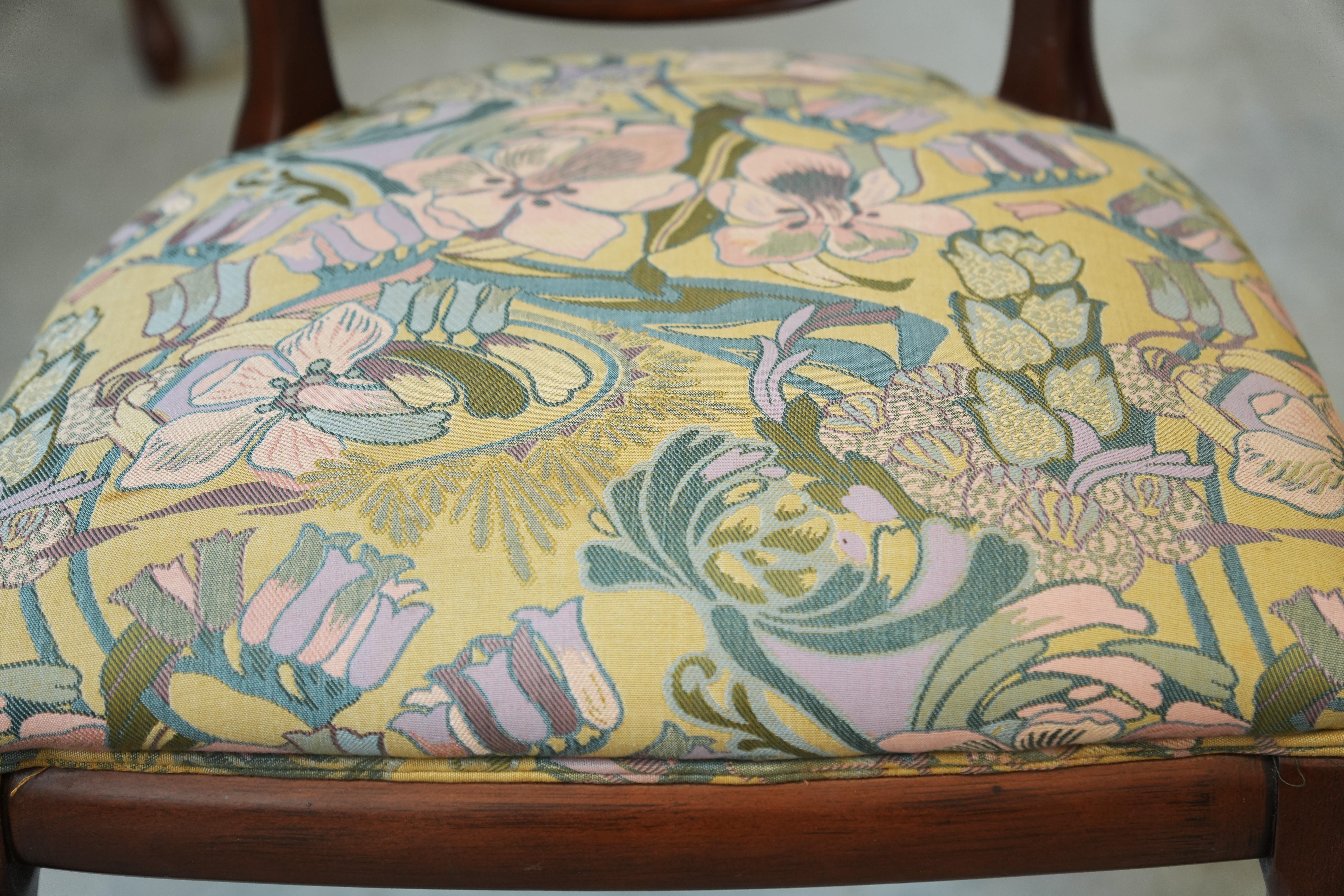 Set of 6 Hand‑Carved Art Nouveau Revival Dining Chairs with Floral Seats In condizioni buone in vendita a Manzano, IT