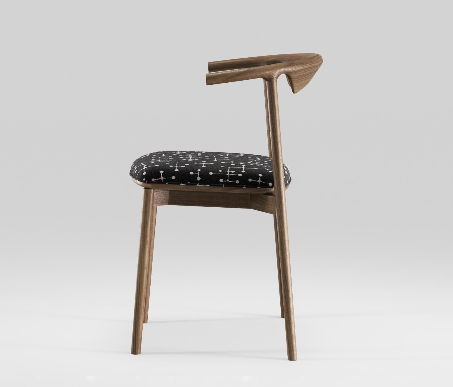 Scandinavo moderno Set di 6 sedie da pranzo in legno di noce lavorate a mano in stile moderno scandinavo in vendita