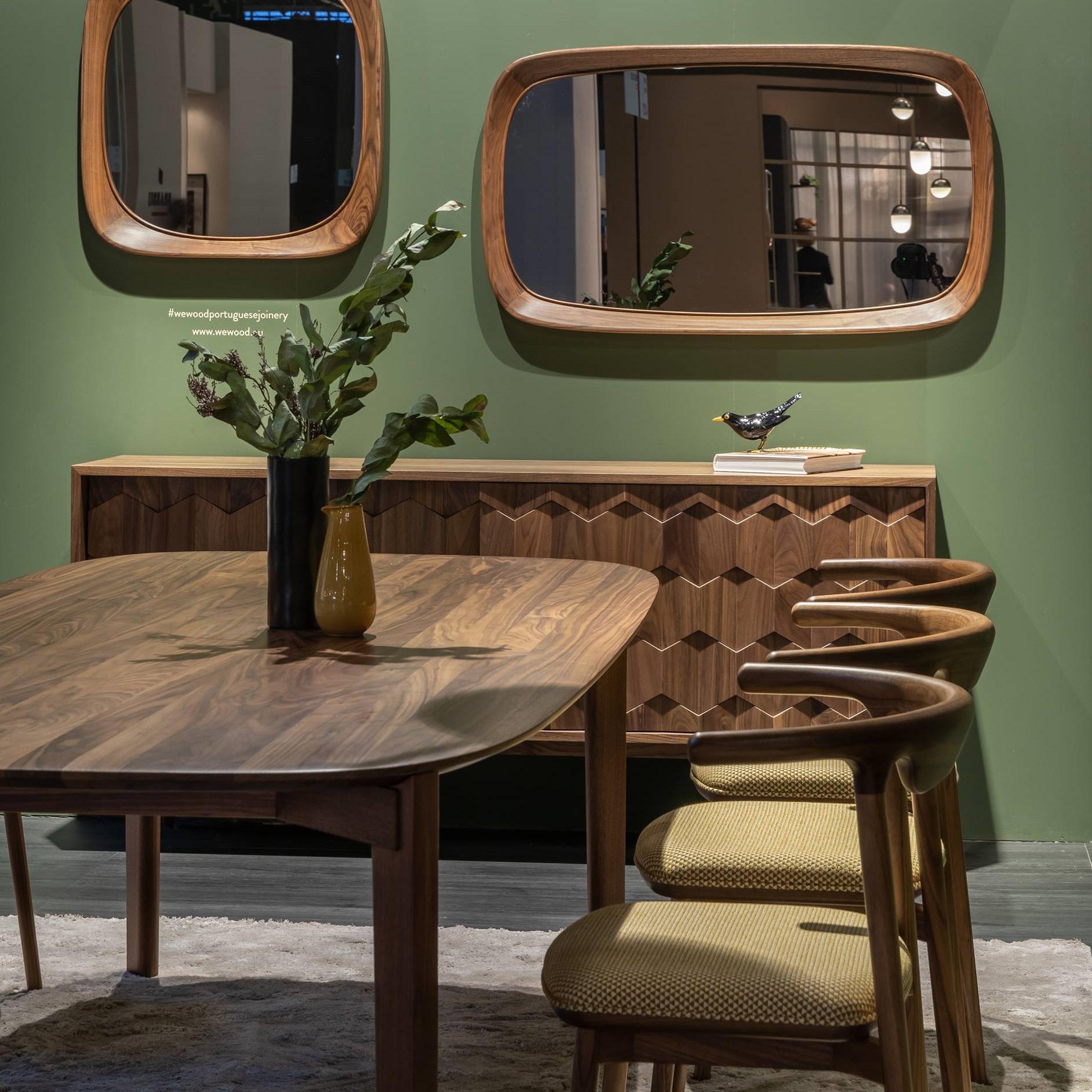 Fatto a mano Set di 6 sedie da pranzo in legno di noce lavorate a mano in stile moderno scandinavo in vendita