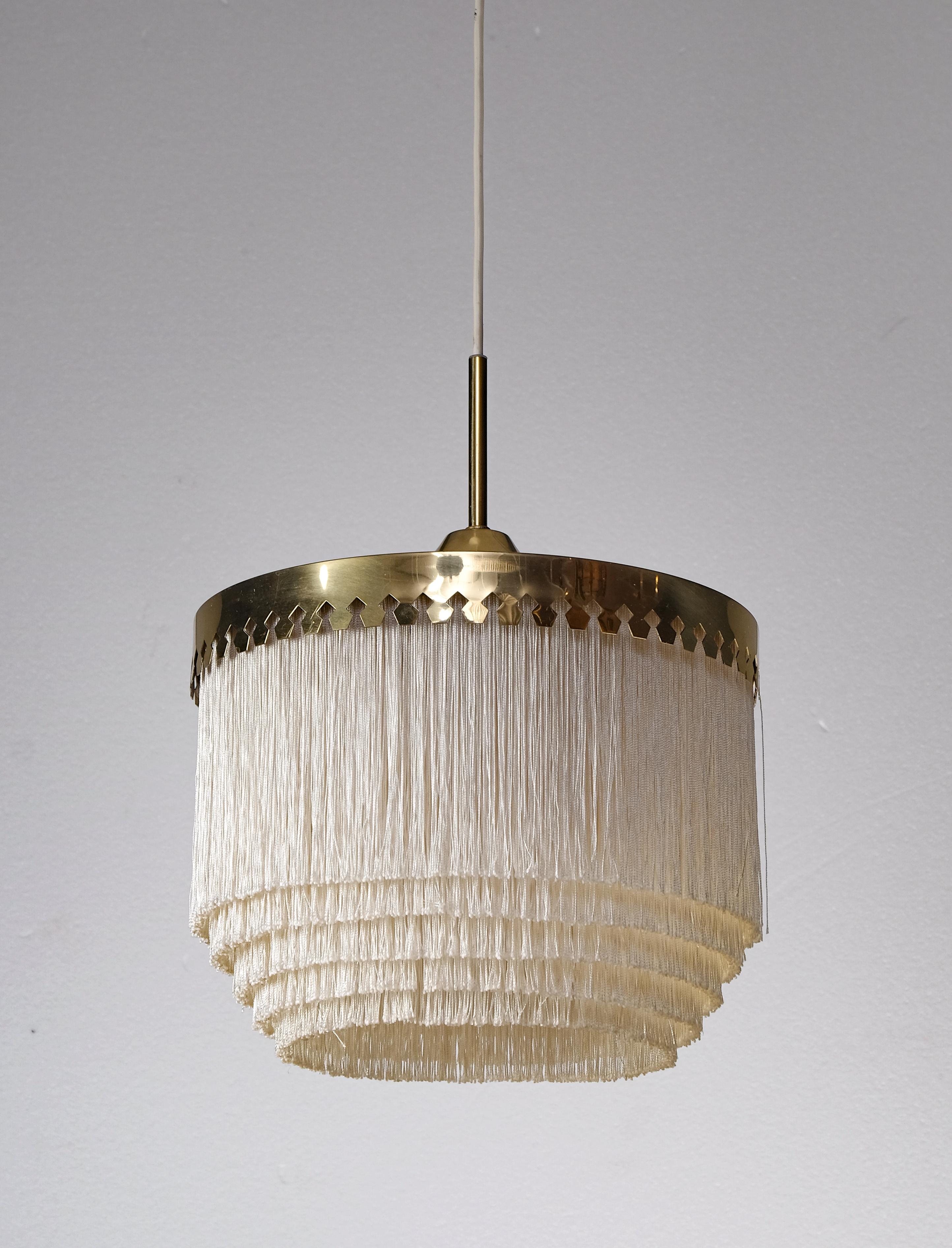 Please note: Listed price is for one (1) pendant.
Brass and white/ivory silk fringes. Produced by Hans-Agne Jakobsson, Markaryd, Sweden, 1960s.
Measure: Diameter 28 cm. Height is adjustable.