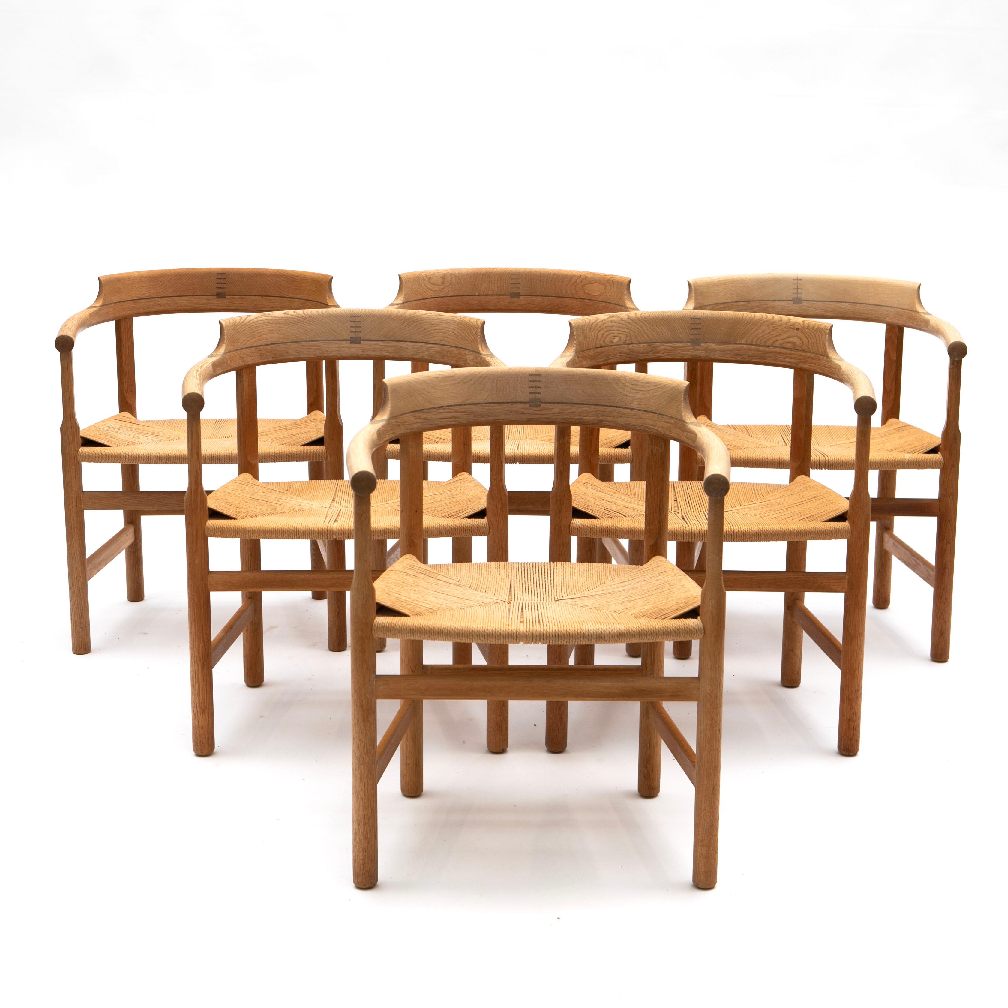 6 Sessel, Modell PP 62 von Hans J. Wegner.
Gefertigt aus massiver Eiche mit Einlegearbeiten aus Wengé-Holz auf der Rückseite, Sitzflächen aus Papierkordel.
Hergestellt von PP Møbler im Jahr 1969.
Schöner Originalzustand mit natürlicher Patina.
Wird