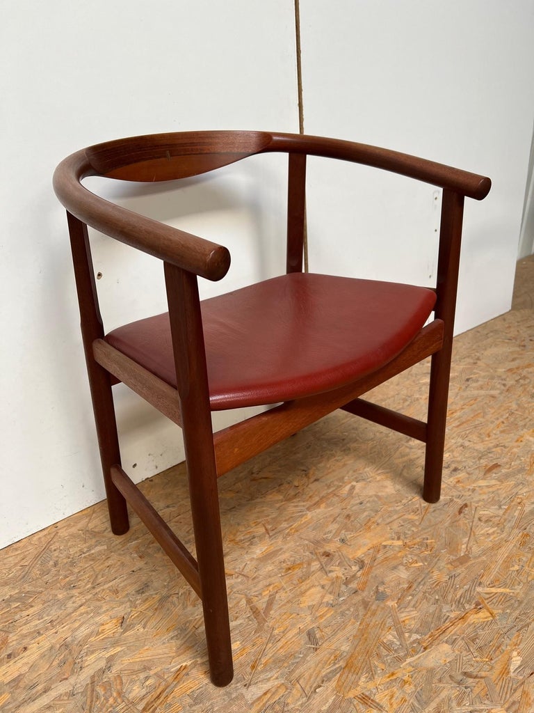 A stunning and rare set of 6 model PP 203 chairs designed by Hans J. Wegner in 1969 and produced in Denmark. 

A wonderful early set with an amazing mahagony wood and a redbrown leather seat. 
Both are in a wonderful and very good