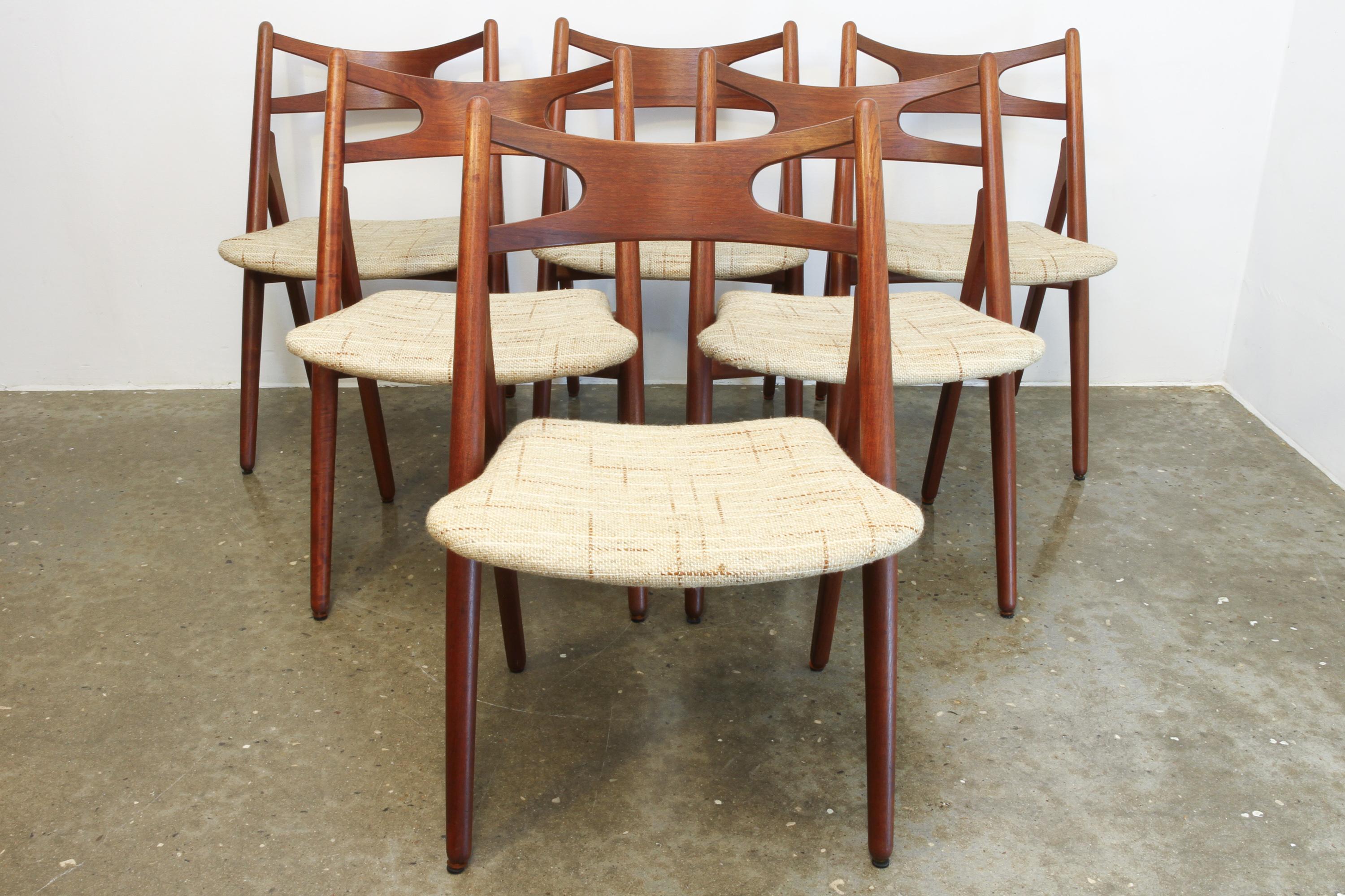 Set of 6 Hans J. Wegner Sawbuck chair CH 29 in teak for Carl Hansen, 1960s
Beautiful set of six danish vintage Wegner CH29 sawbuck dining chairs in solid teak with original vintage upholstery.
Elegantly curved backrests and wide seats makes this
