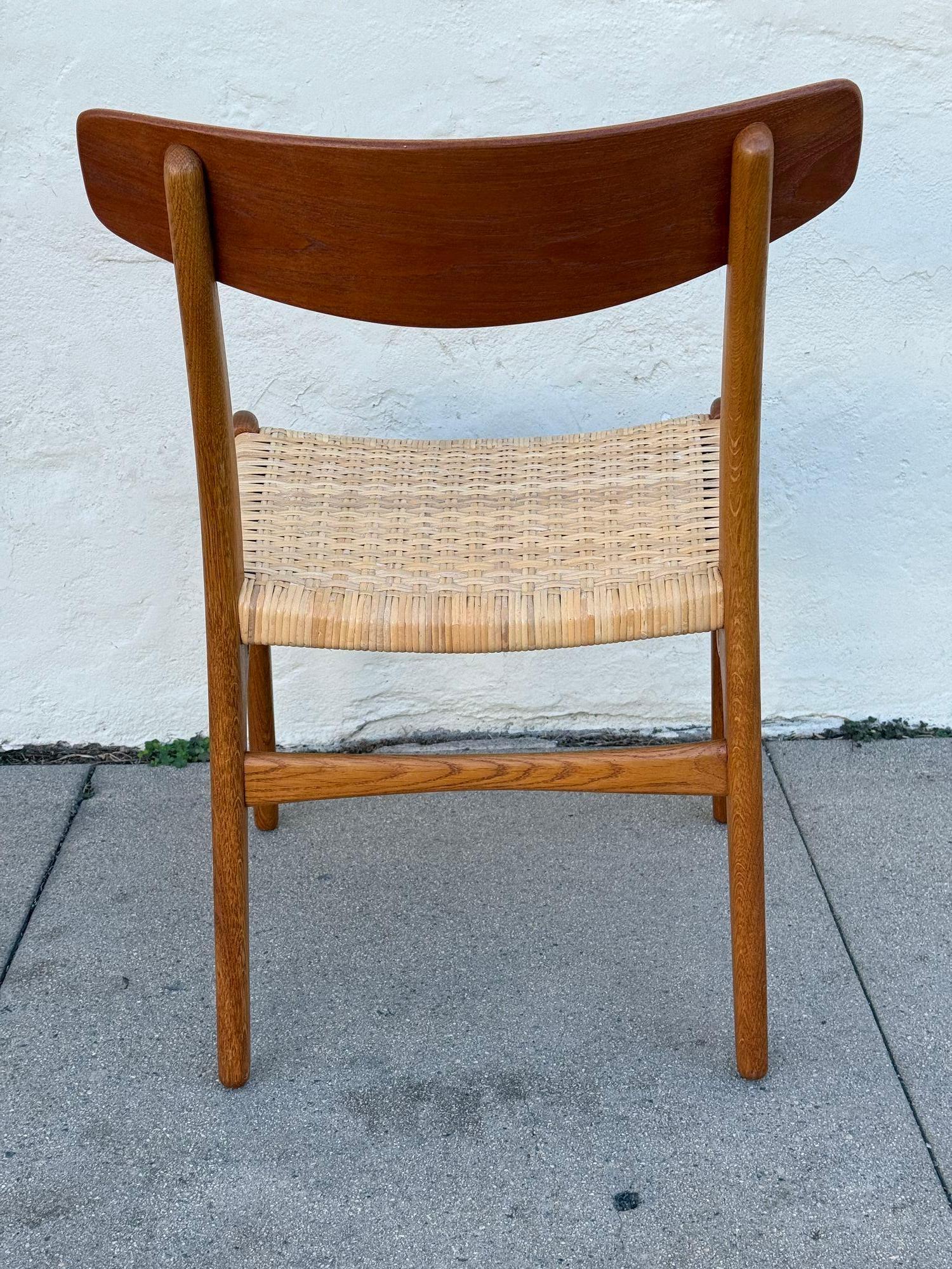 Metà XX secolo Set di 6 sedie da pranzo Hans Wegner CH 23 in vendita