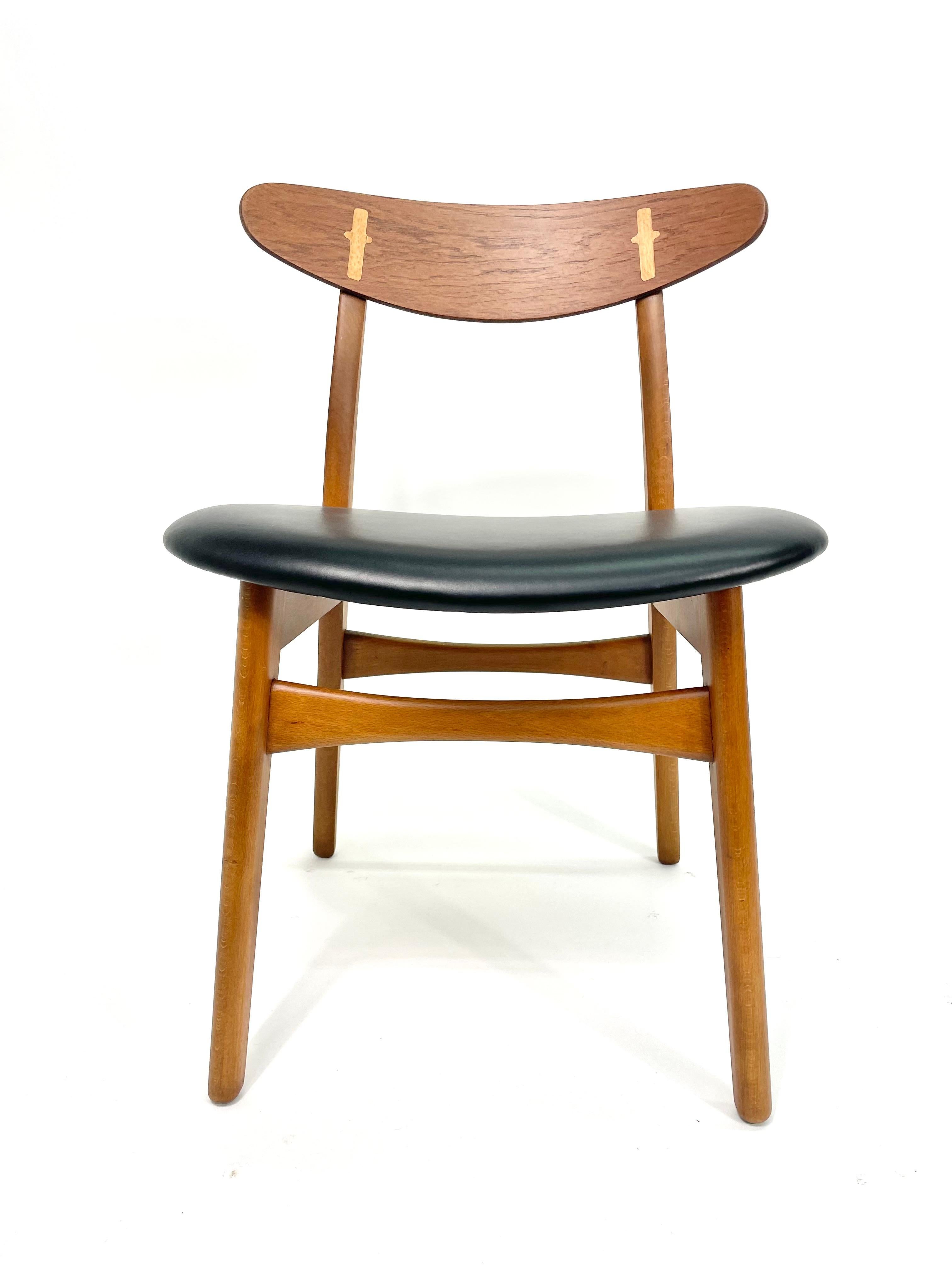 This is a stunning set of 6 dining chairs model CH30 designed by Hans J. Wegner and manufactured by Carl Hansen & Son in Odense Denmark 1950.

These chairs are an early design by Wegner and were first introduced in 1950. These chairs feature