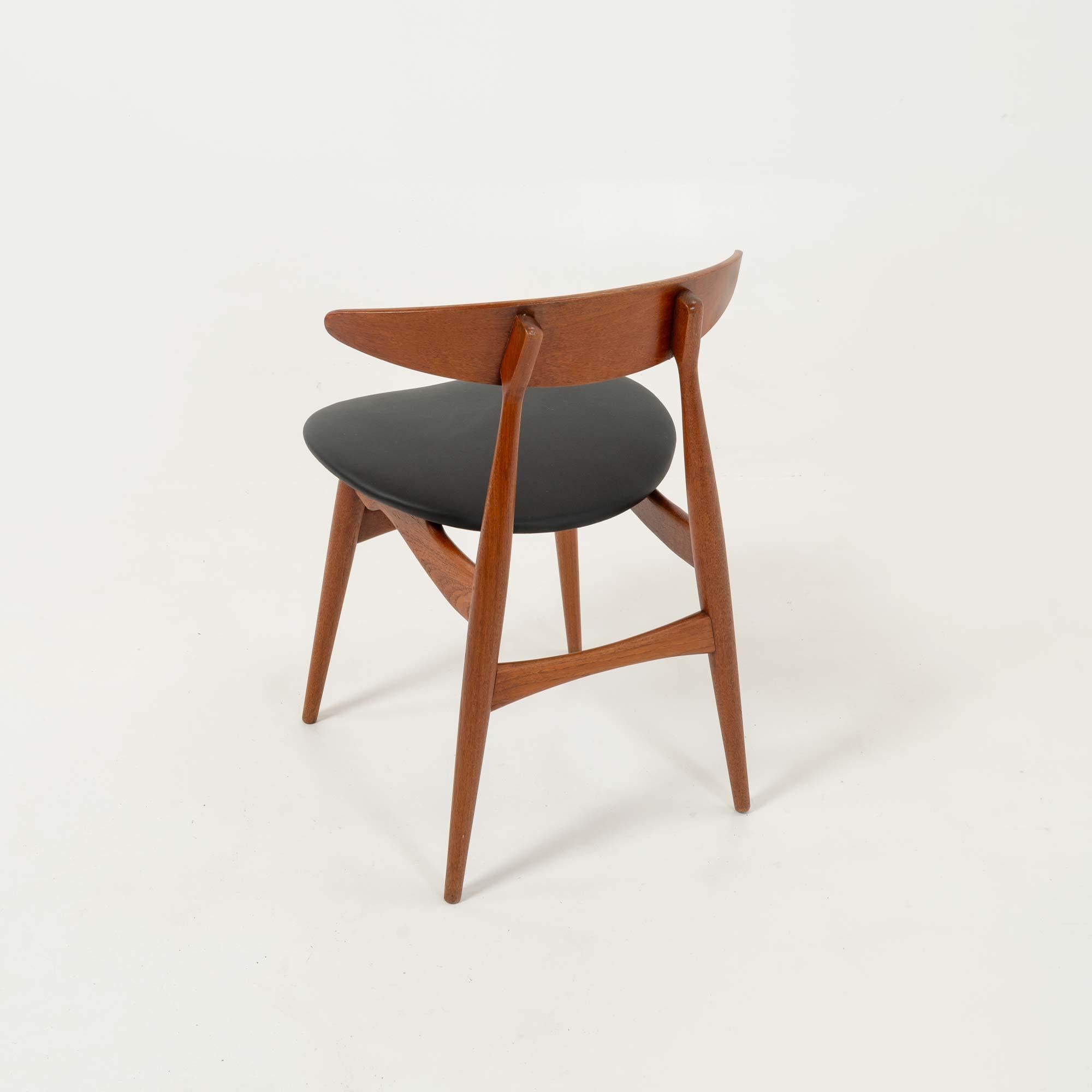 Set of 6 Hans Wegner for Carl Hansen & Son CH33 Chairs in Teak and Black Leather 5