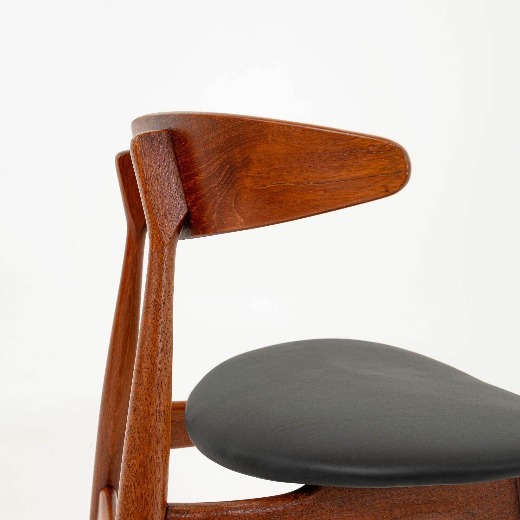 Set of 6 Hans Wegner for Carl Hansen & Son CH33 Chairs in Teak and Black Leather 6