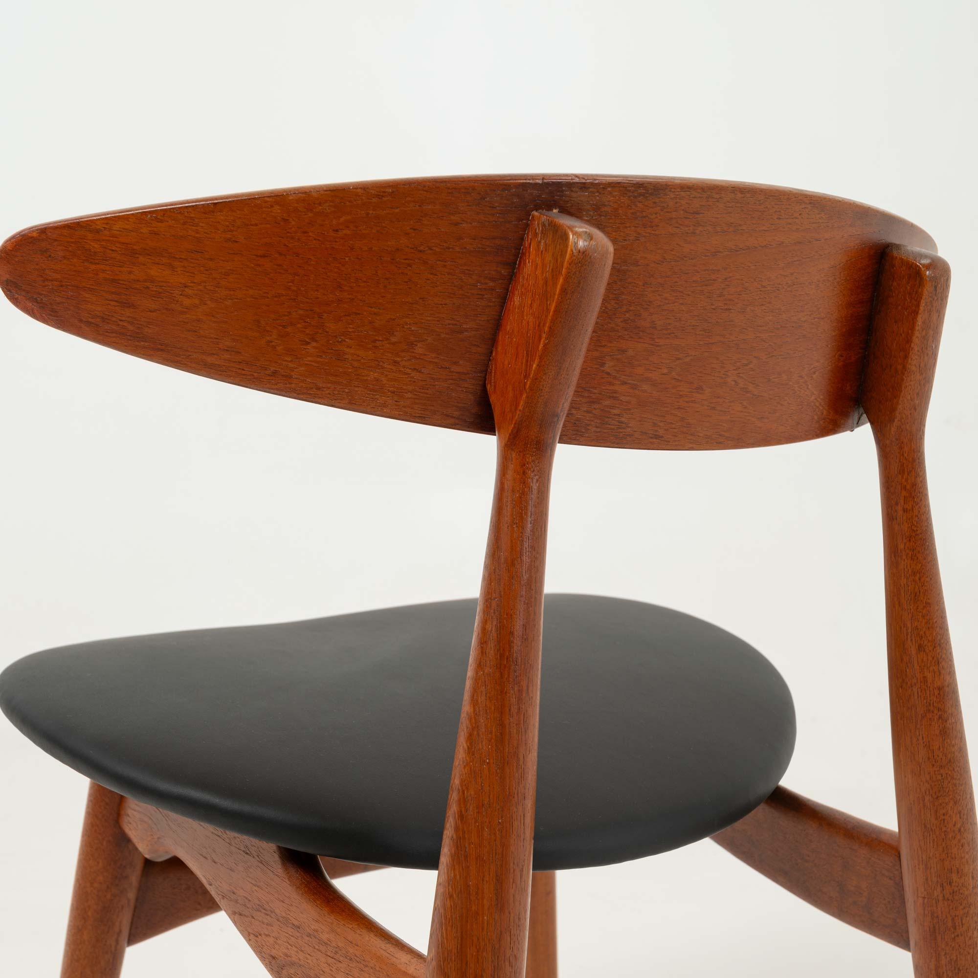 Set of 6 Hans Wegner for Carl Hansen & Son CH33 Chairs in Teak and Black Leather 7