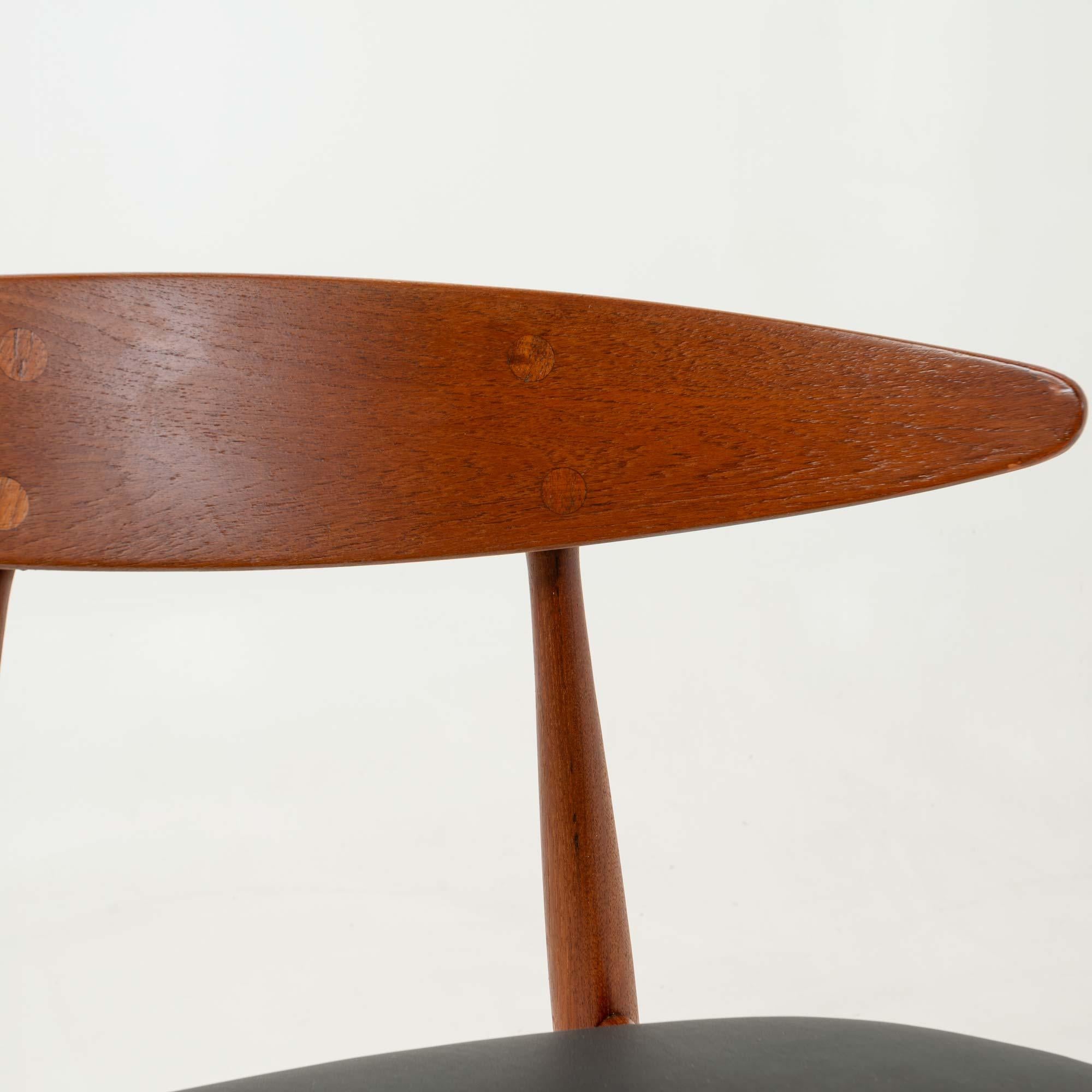 Set of 6 Hans Wegner for Carl Hansen & Son CH33 Chairs in Teak and Black Leather 9