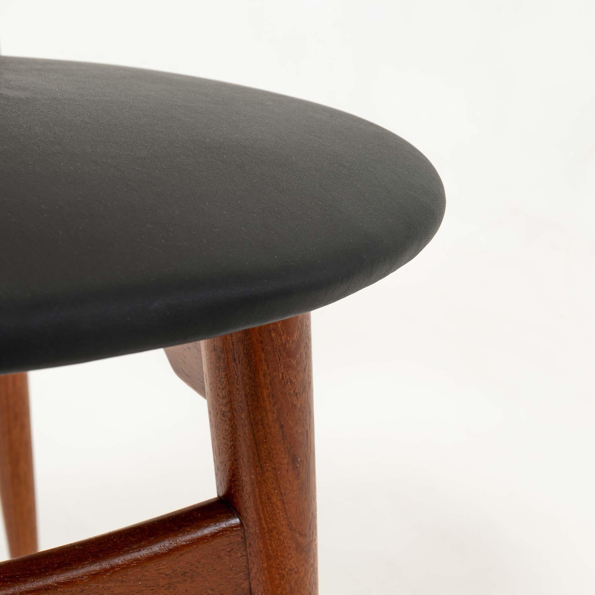 Set of 6 Hans Wegner for Carl Hansen & Son CH33 Chairs in Teak and Black Leather 12