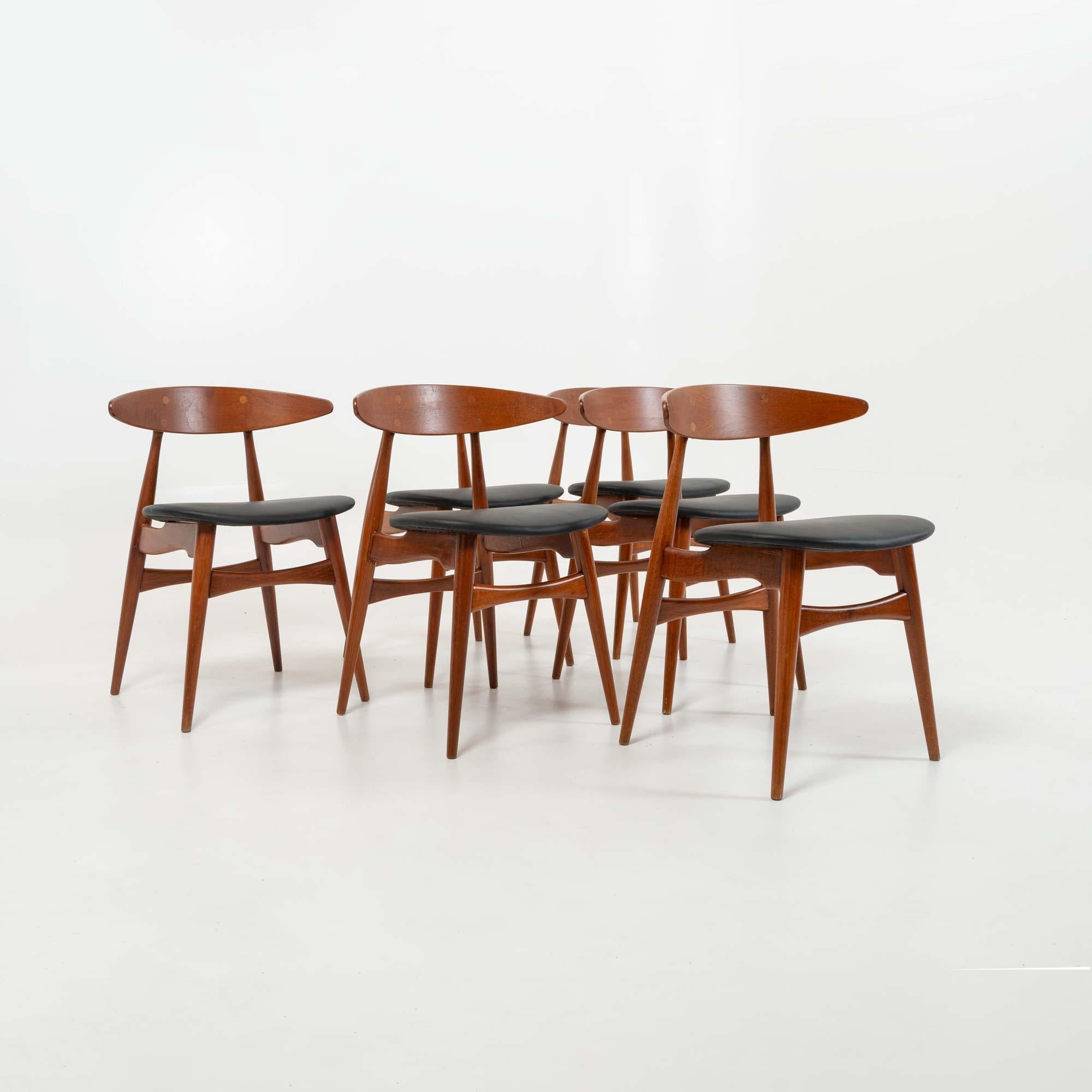 Mid-Century Modern Set of 6 Hans Wegner for Carl Hansen & Son CH33 Chairs in Teak and Black Leather