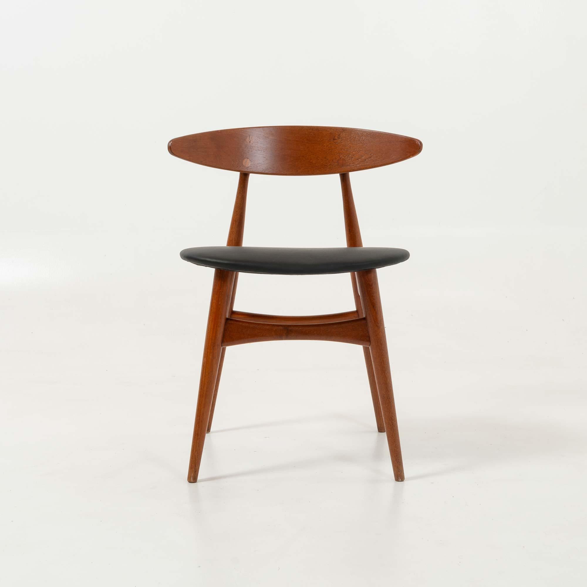 Set of 6 Hans Wegner for Carl Hansen & Son CH33 Chairs in Teak and Black Leather 3