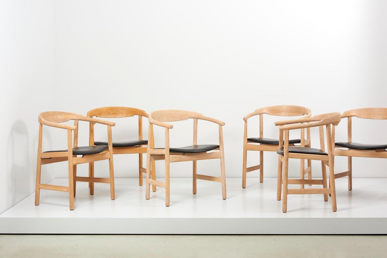 Set of 6 Hans Wegner PP203 Chairs in Oak and Black Leather for PP Møbler  For Sale at 1stDibs