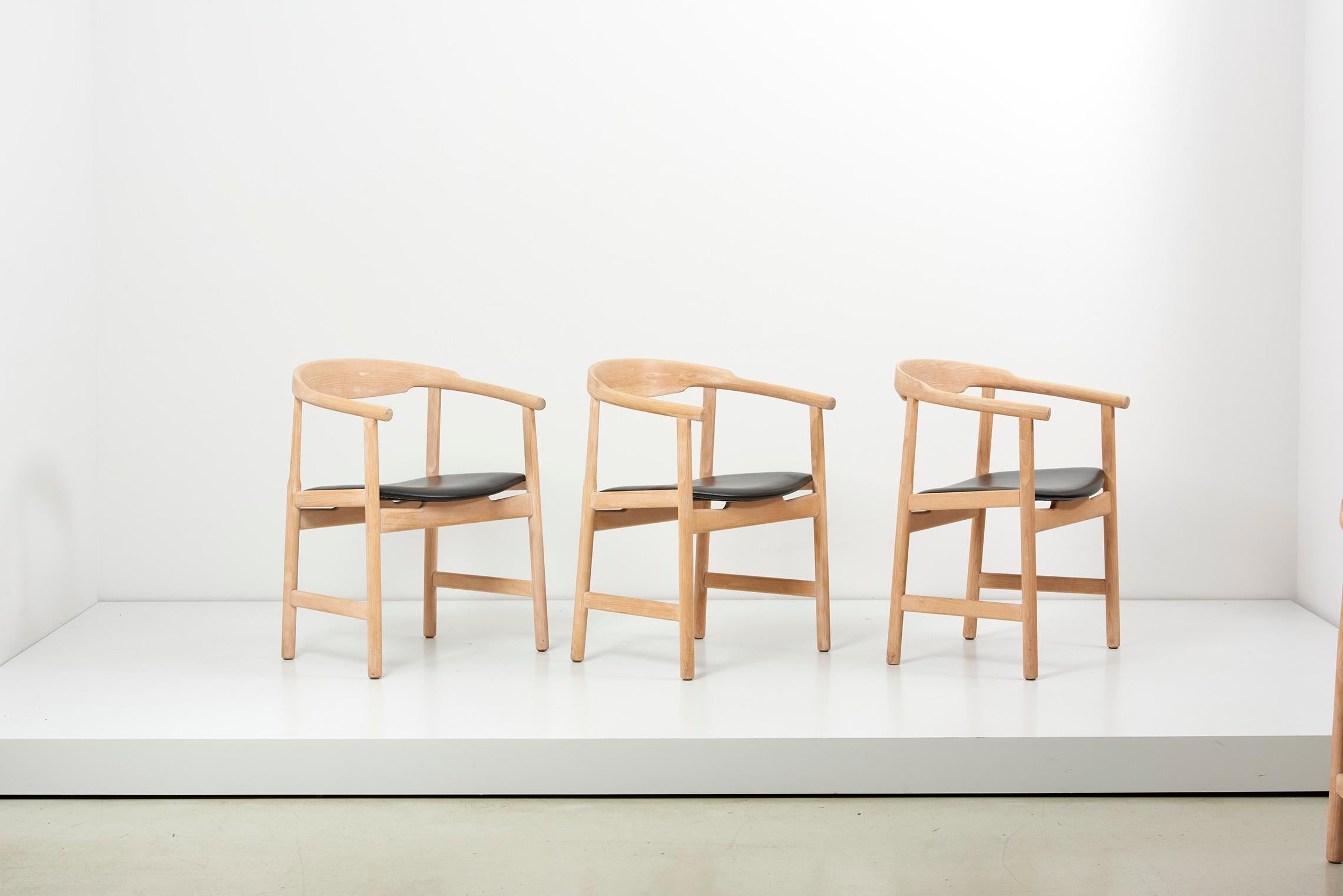 Danish Set of 6 Hans Wegner PP203 Chairs in Oak and Black Leather for PP Møbler For Sale