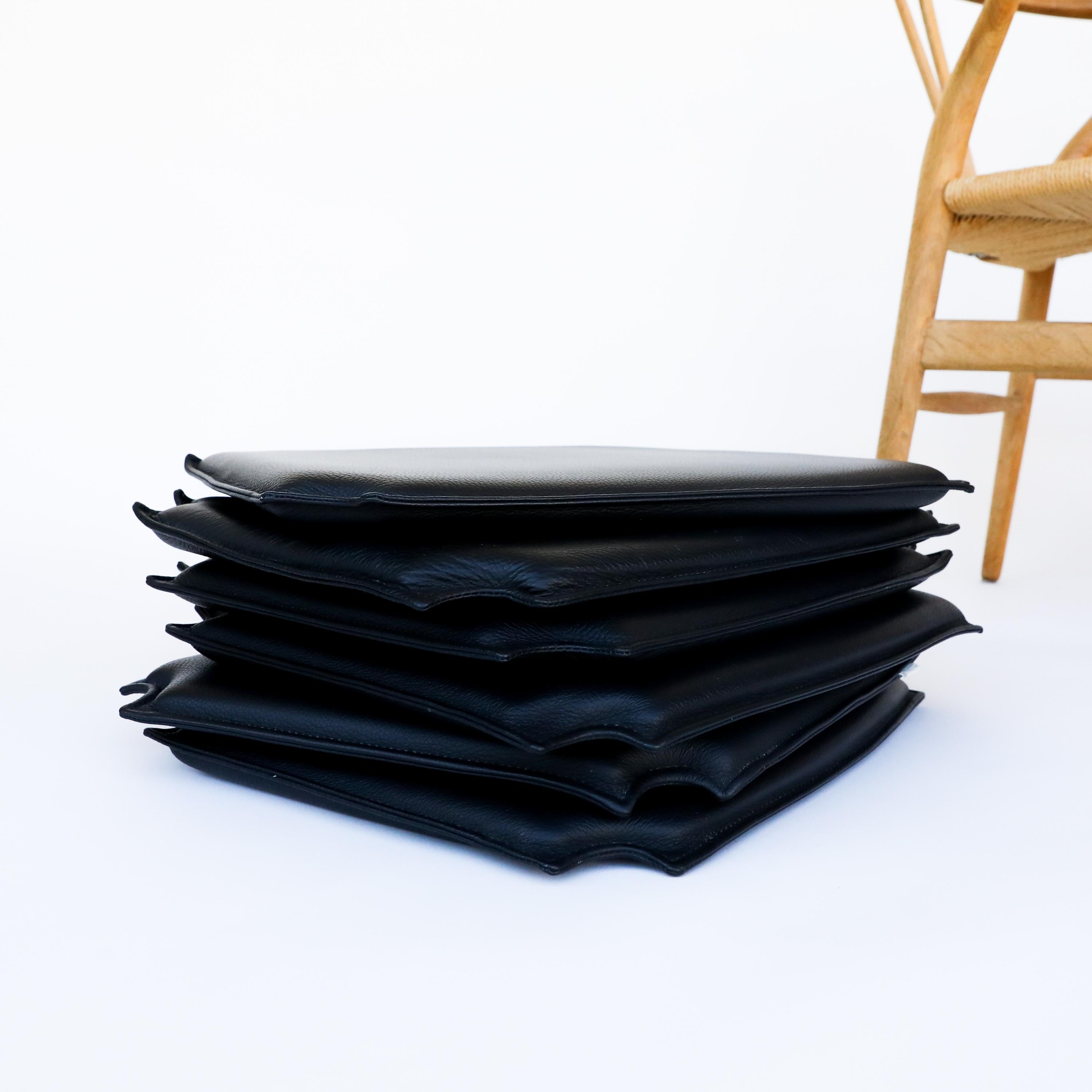Set of 6 Hans Wegner Wishbone Chairs in Oak and Black Lacquer 5