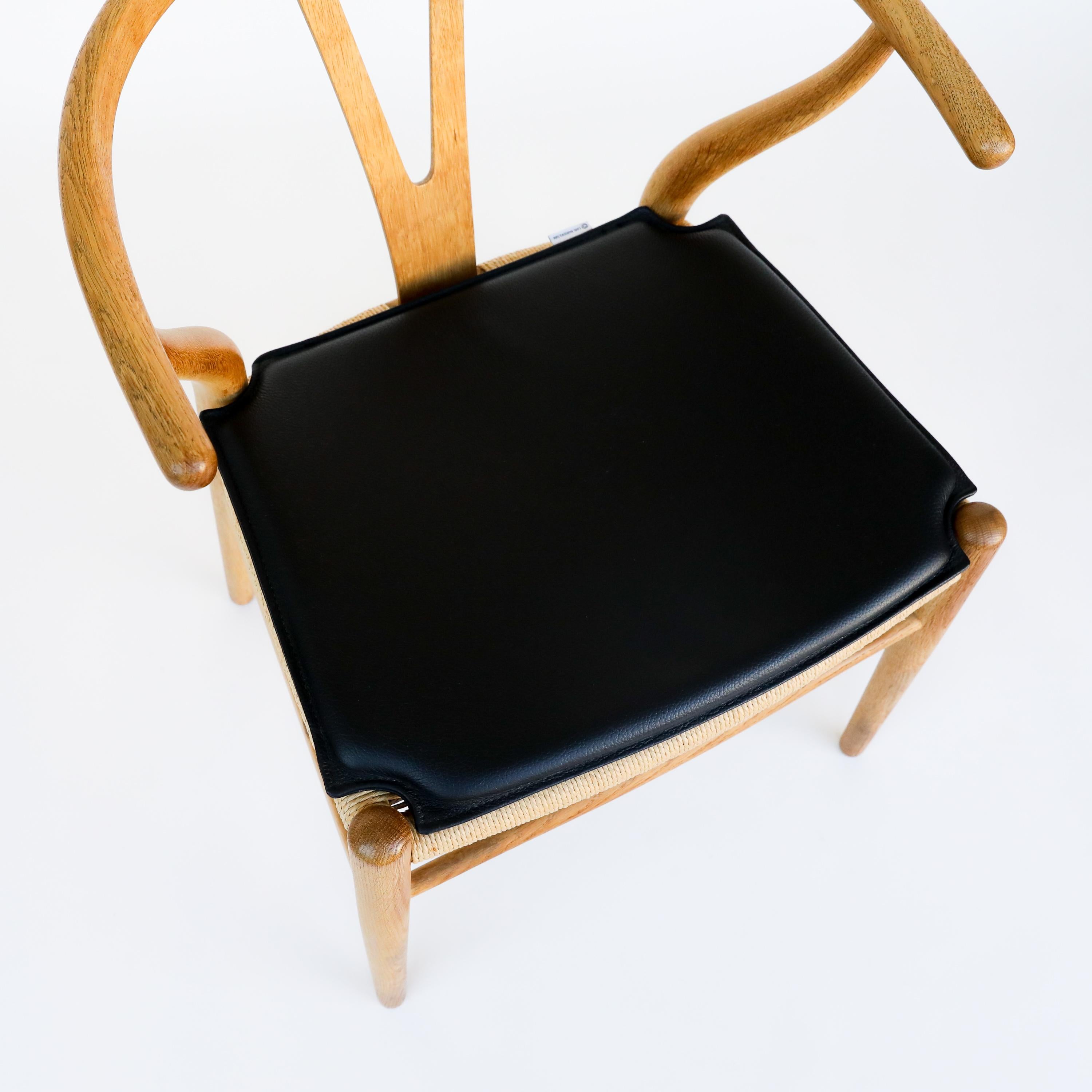 Set of 6 Hans Wegner Wishbone Chairs in Oak and Black Lacquer 6