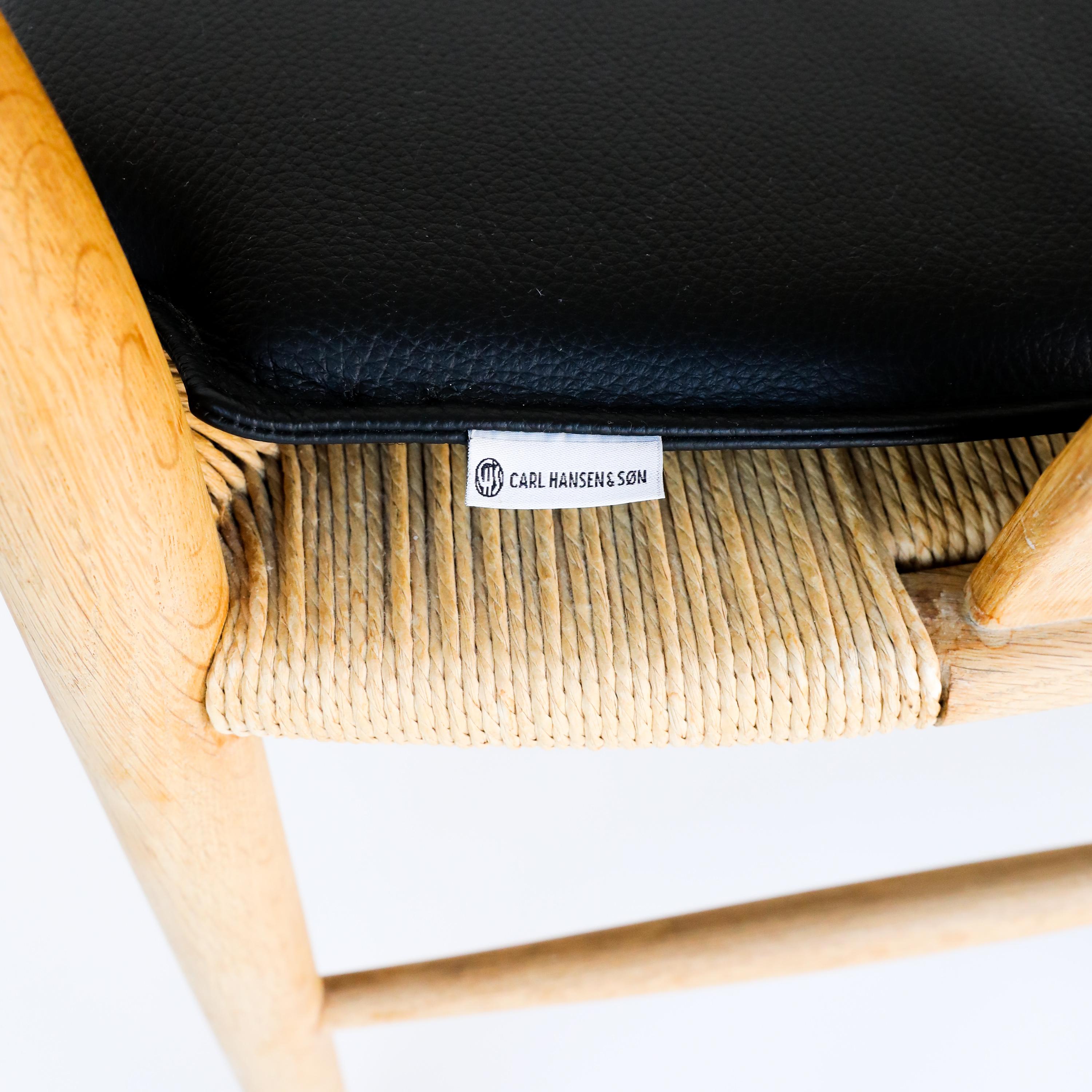 Set of 6 Hans Wegner Wishbone Chairs in Oak and Black Lacquer 7
