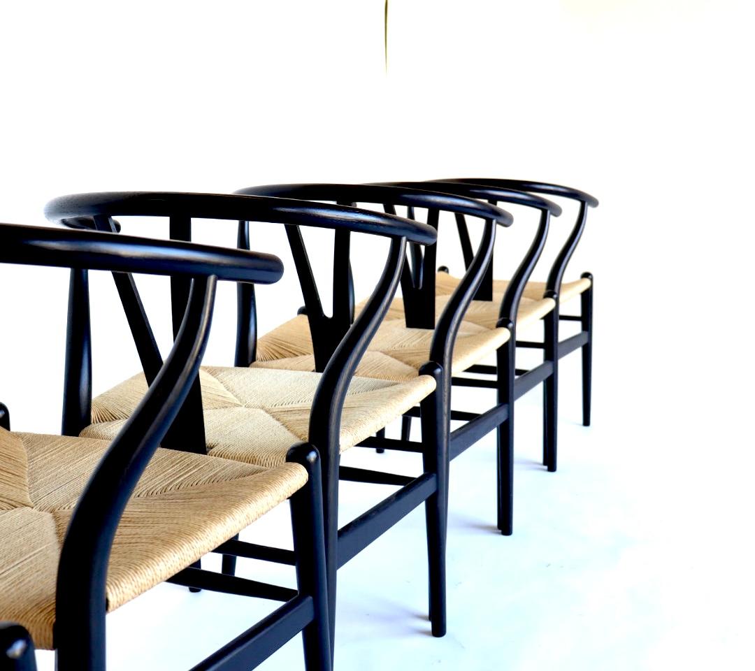 Danish Set of 6 Hans Wegner Wishbone Chairs in Oak and Black Lacquer