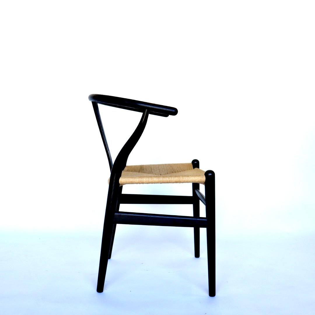 Set of 6 Hans Wegner Wishbone Chairs in Oak and Black Lacquer In Excellent Condition In San Diego, CA
