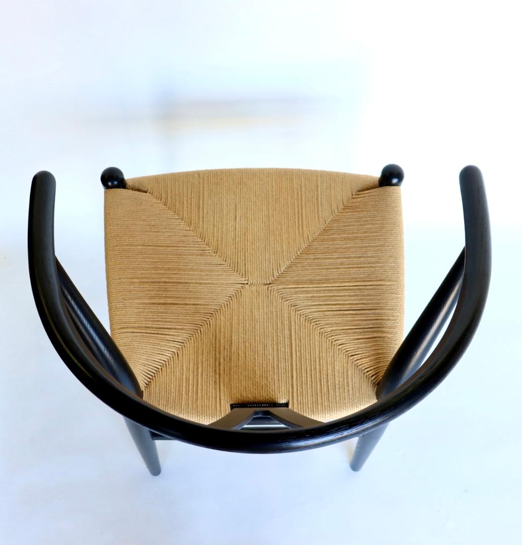 Contemporary Set of 6 Hans Wegner Wishbone Chairs in Oak and Black Lacquer