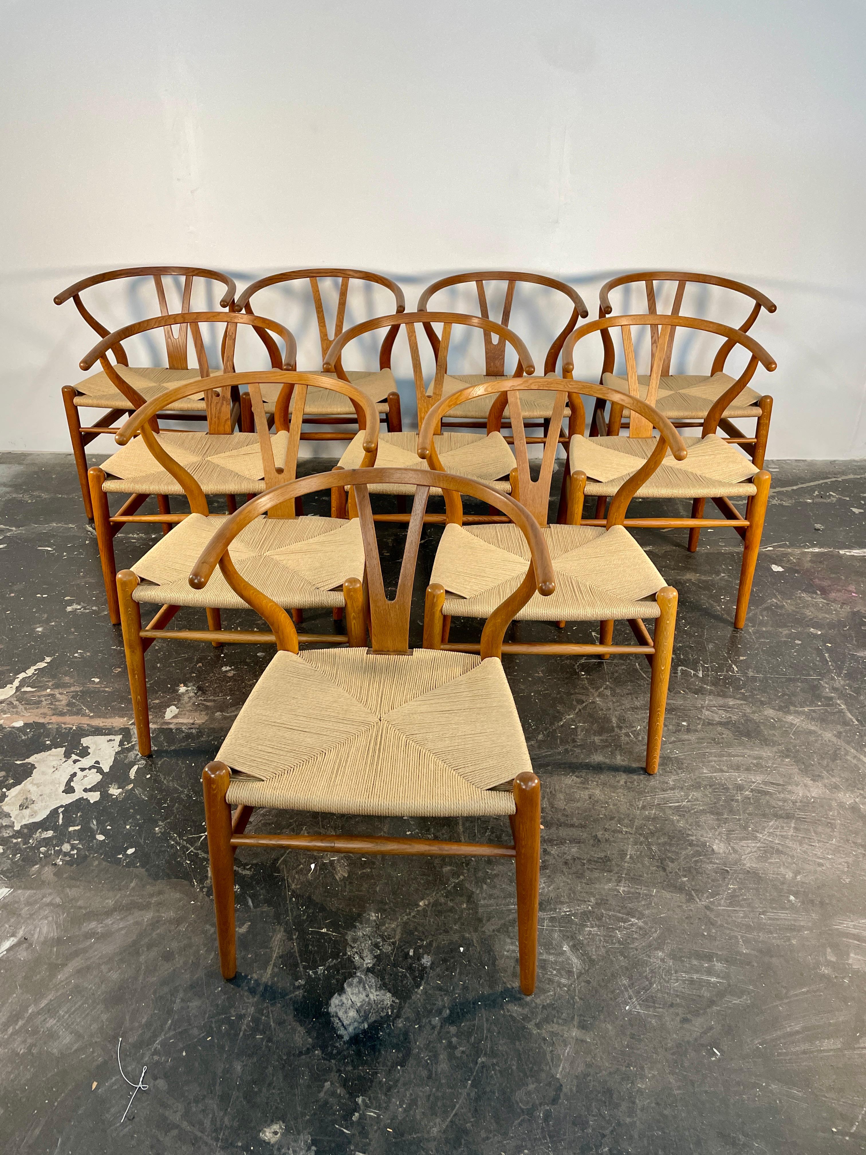 Abbiamo restaurato professionalmente questo set originale di sedie CH24, note anche come sedie a Y o Wishbone, riportandolo in condizioni eccellenti.  

Questo è un set di 6 sedie vintage di Hans Wegner, tutte registrate con un nuovo cavo di carta