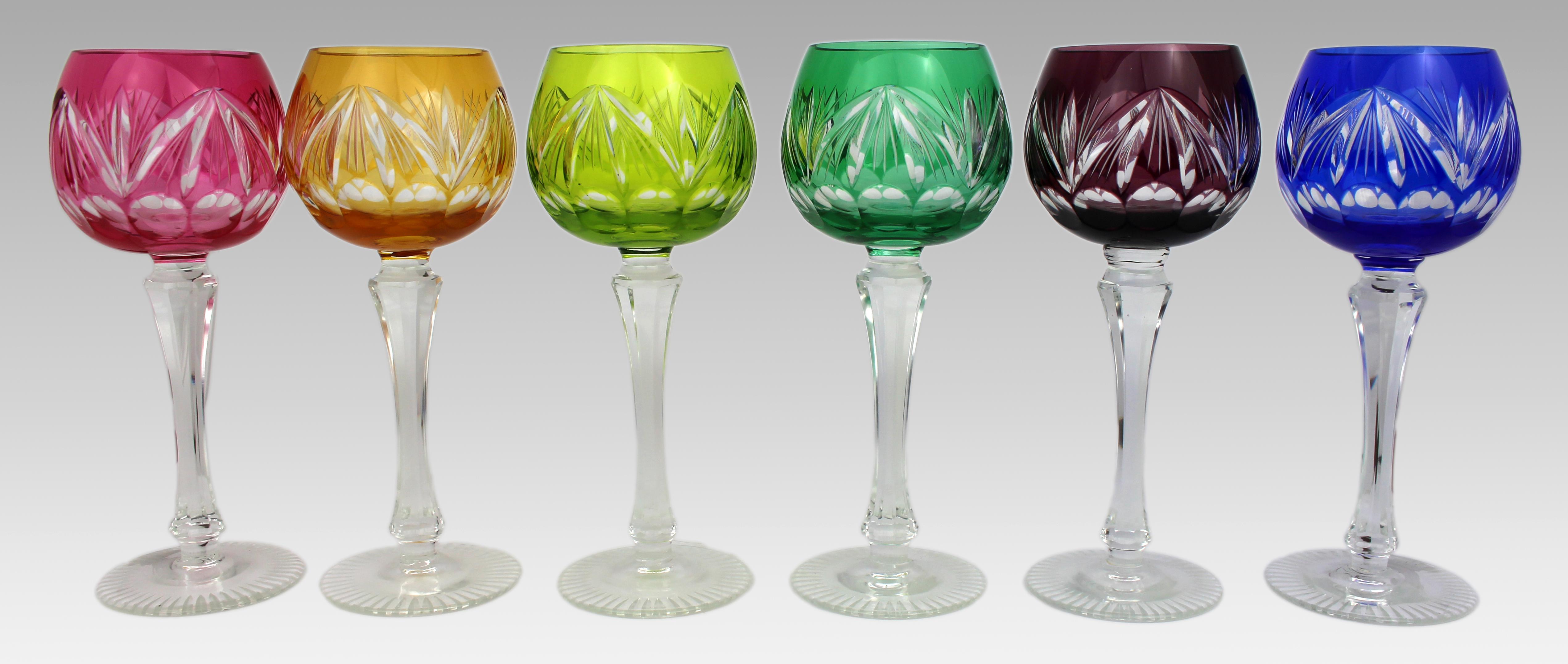 Lot de 6 gobelets à vin Harlequin Bohemian en cristal taillé transparent
Bohemia, Fin du 20e siècle

Ensemble de six gobelets à vin en cristal clair taillé de Bohemia, chacun recouvert d'une couche de couleur riche : rubis, ambre, chartreuse,