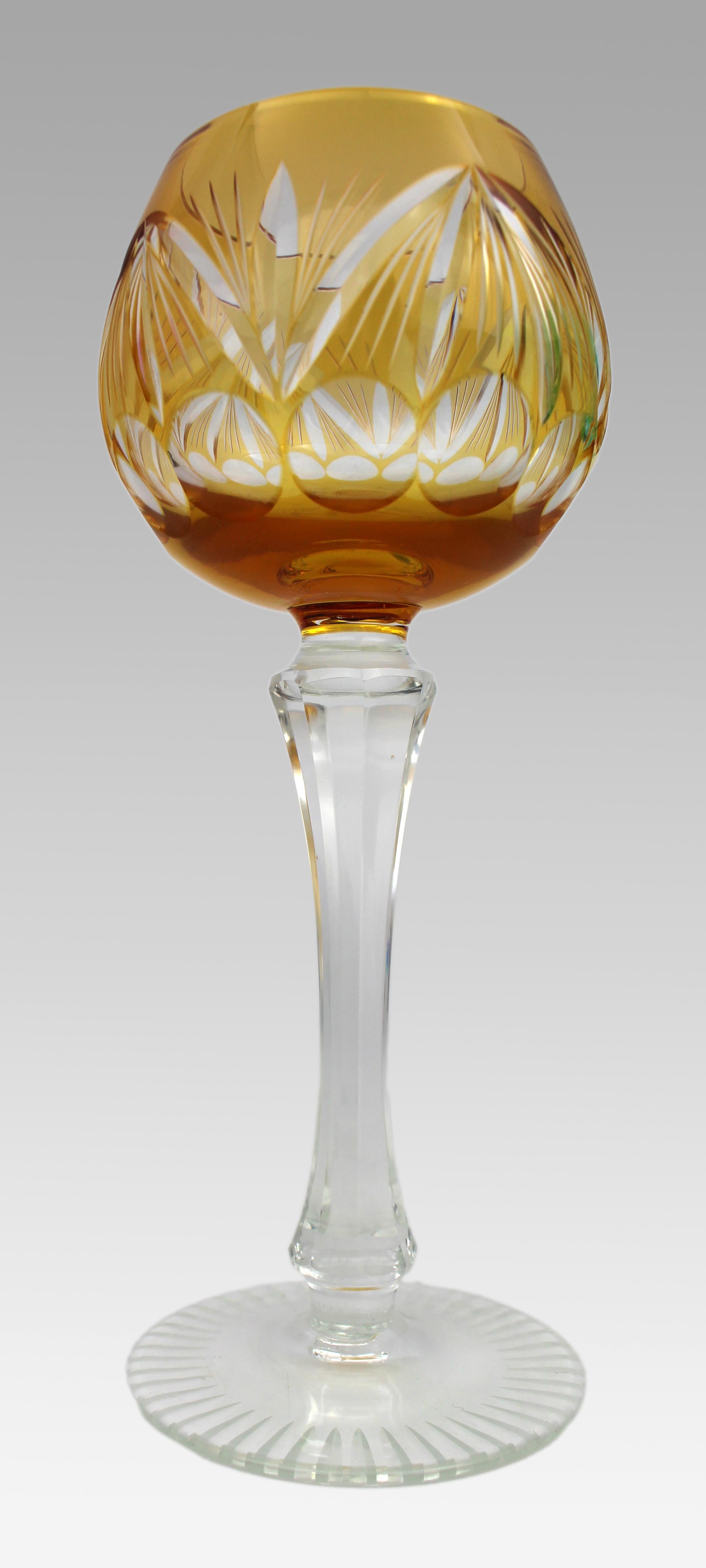 20ième siècle Lot de 6 gobelets à vin Harlequin Bohemian en cristal taillé transparent en vente