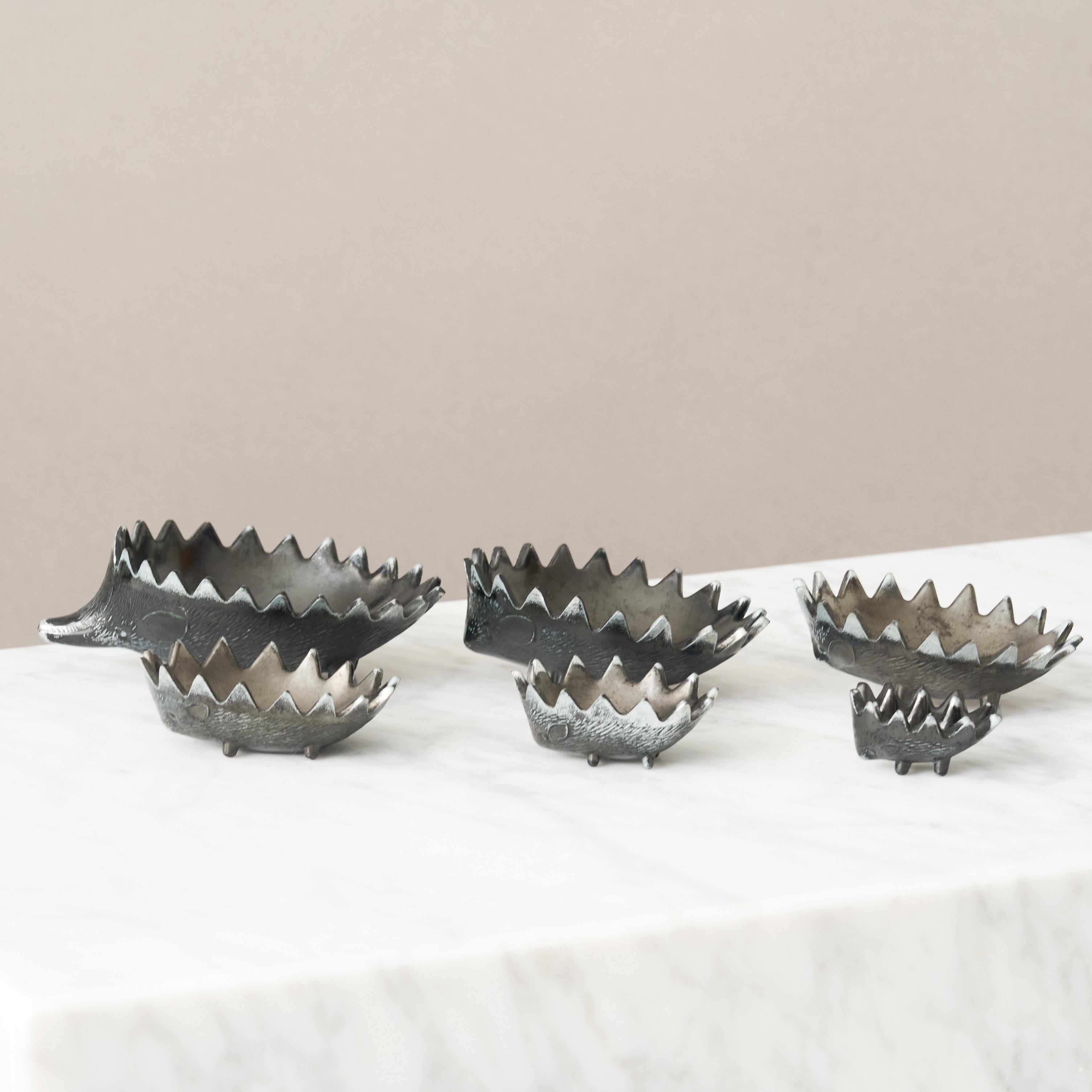 Set of 6 Hedgehog Ashtray / Bowls in Metal, Mid-century For Sale 3