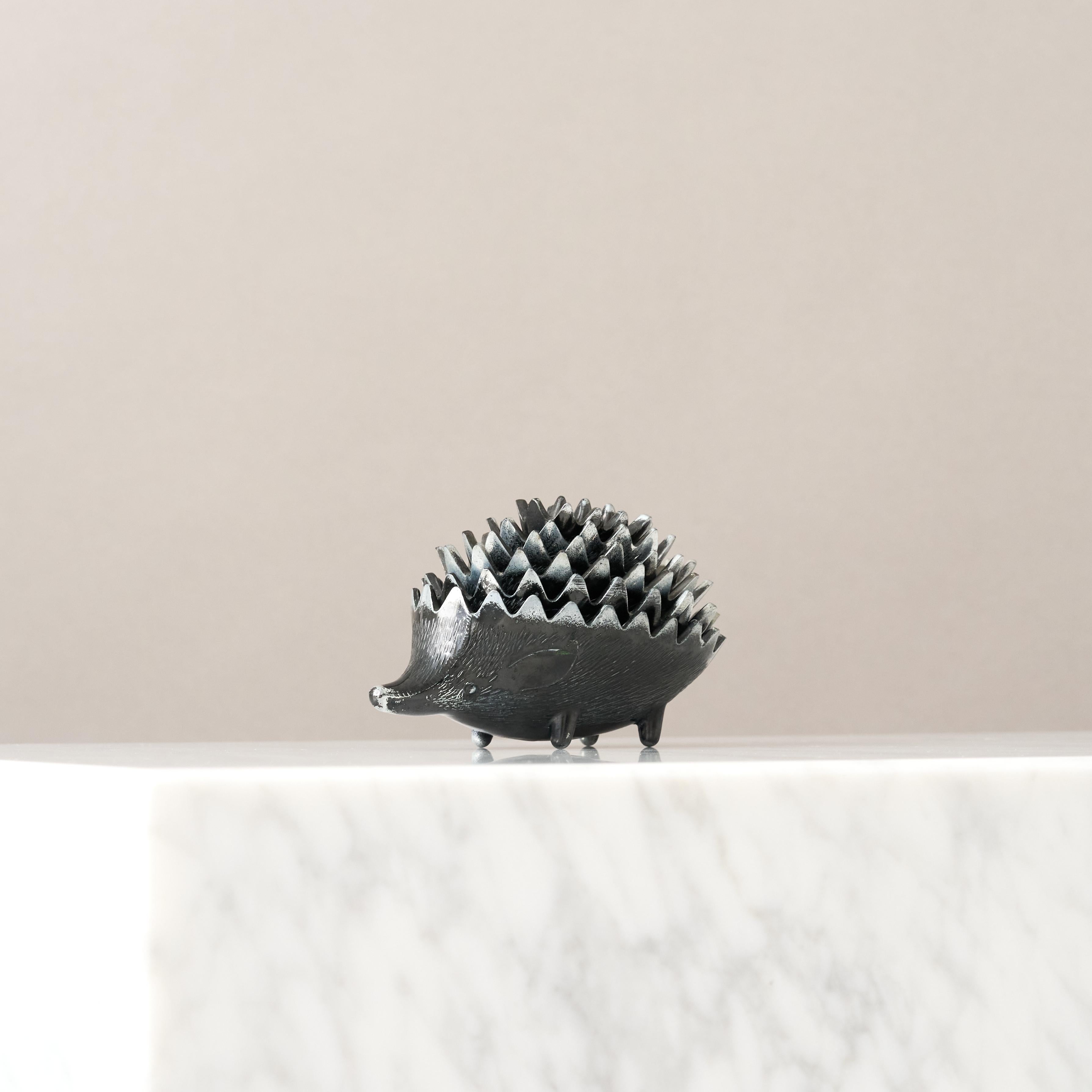 A complete set of six stackable midcentury hedgehog ashtrays / bowls i metal.

Great original condition. 
