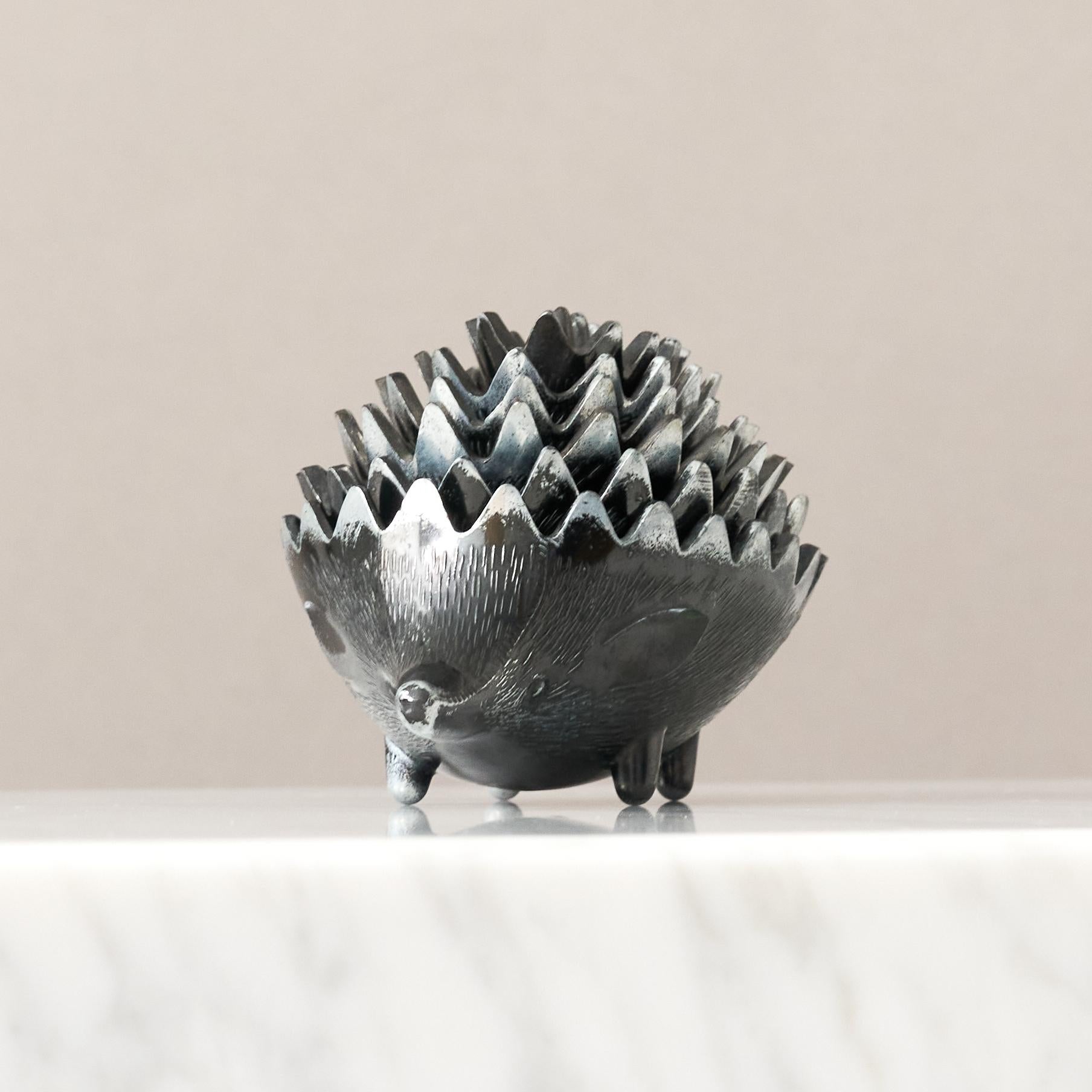 Set of 6 Hedgehog Ashtray / Bowls in Metal, Mid-century In Good Condition For Sale In Malmö, SE