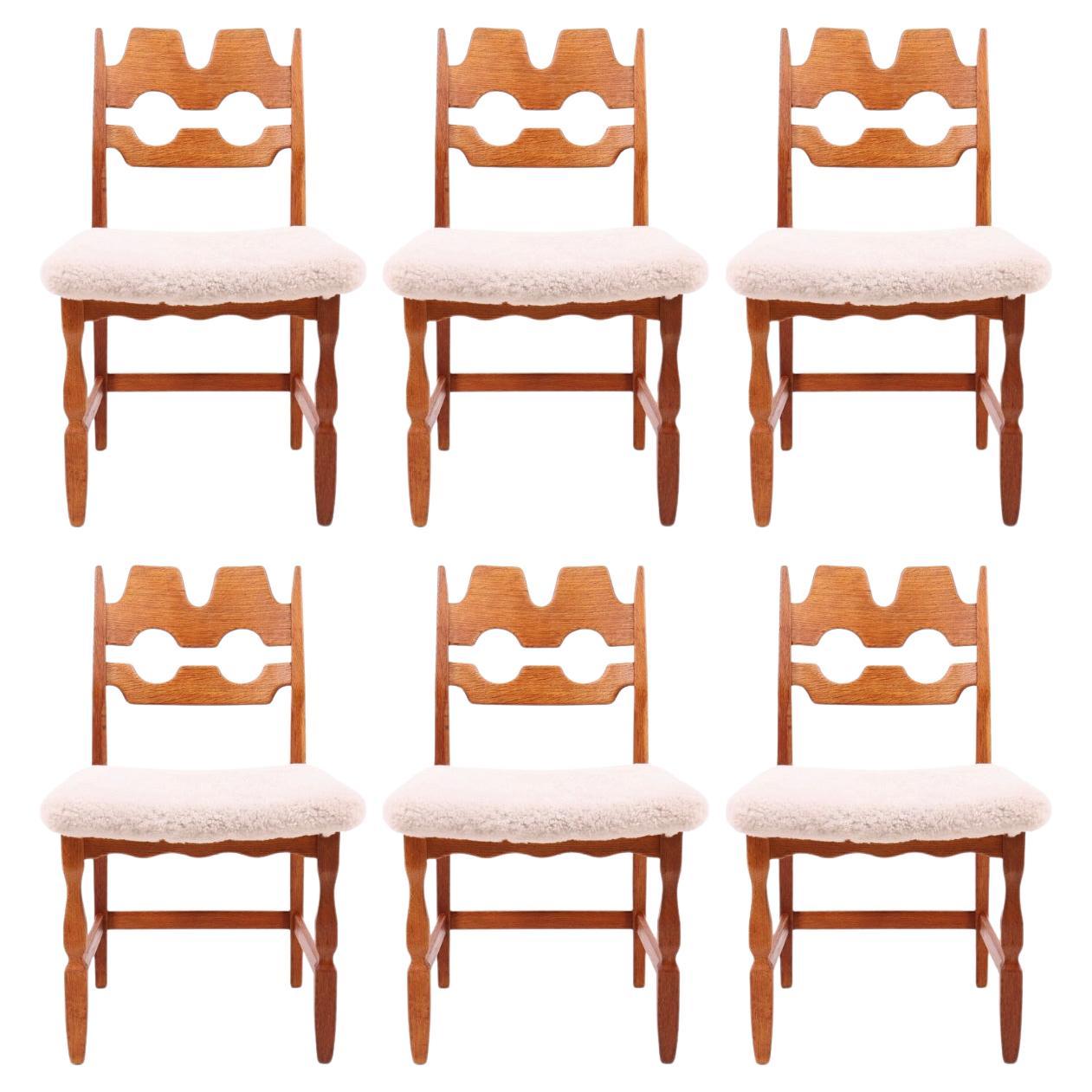 Juego de 6 sillas de comedor Henning Kjærnulf de roble macizo con tapicería de piel de oveja