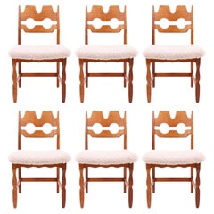 Juego de 6 sillas de comedor Henning Kjærnulf de roble macizo con tapicería de piel de oveja
