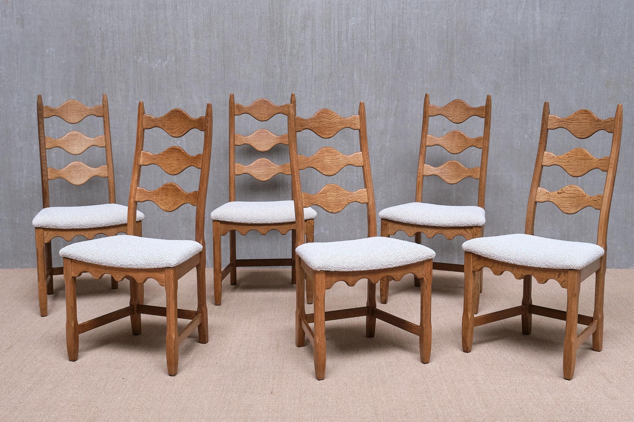 Scandinavo moderno Set di 6 sedie da pranzo Henning Kjærnulf, Oak e Rubelli Bouclé, Danimarca, anni '60 in vendita