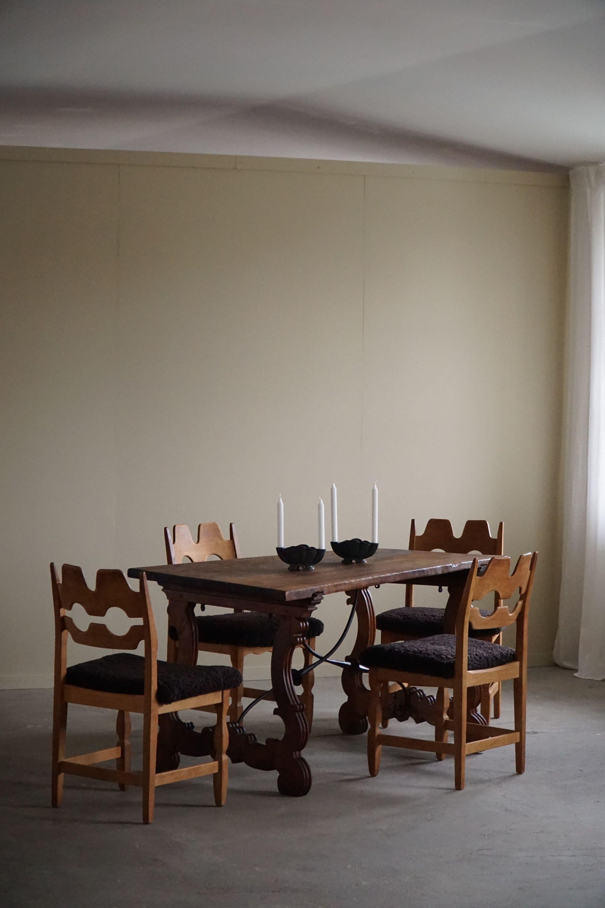 Un ensemble sculptural saisissant et très populaire de 6 chaises de salle à manger classiques en chêne, dont les sièges ont été recouverts de laine d'agneau en shearling de grande qualité. Fabriqué par Henning (Henry) Kjærnulf pour Nyrup Møbelfabrik