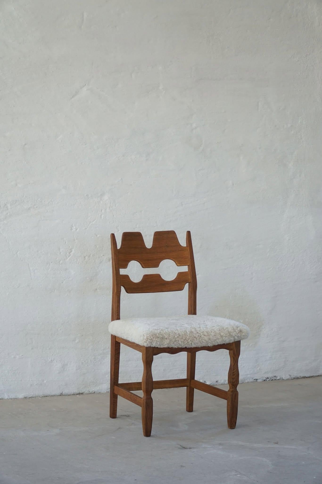 Un ensemble sculptural saisissant et très populaire de 6 chaises de salle à manger classiques en chêne, dont les sièges ont été recouverts de laine d'agneau en shearling de grande qualité. Conçu par Henning (Henry) Kjærnulf pour Nyrup Møbelfabrik -