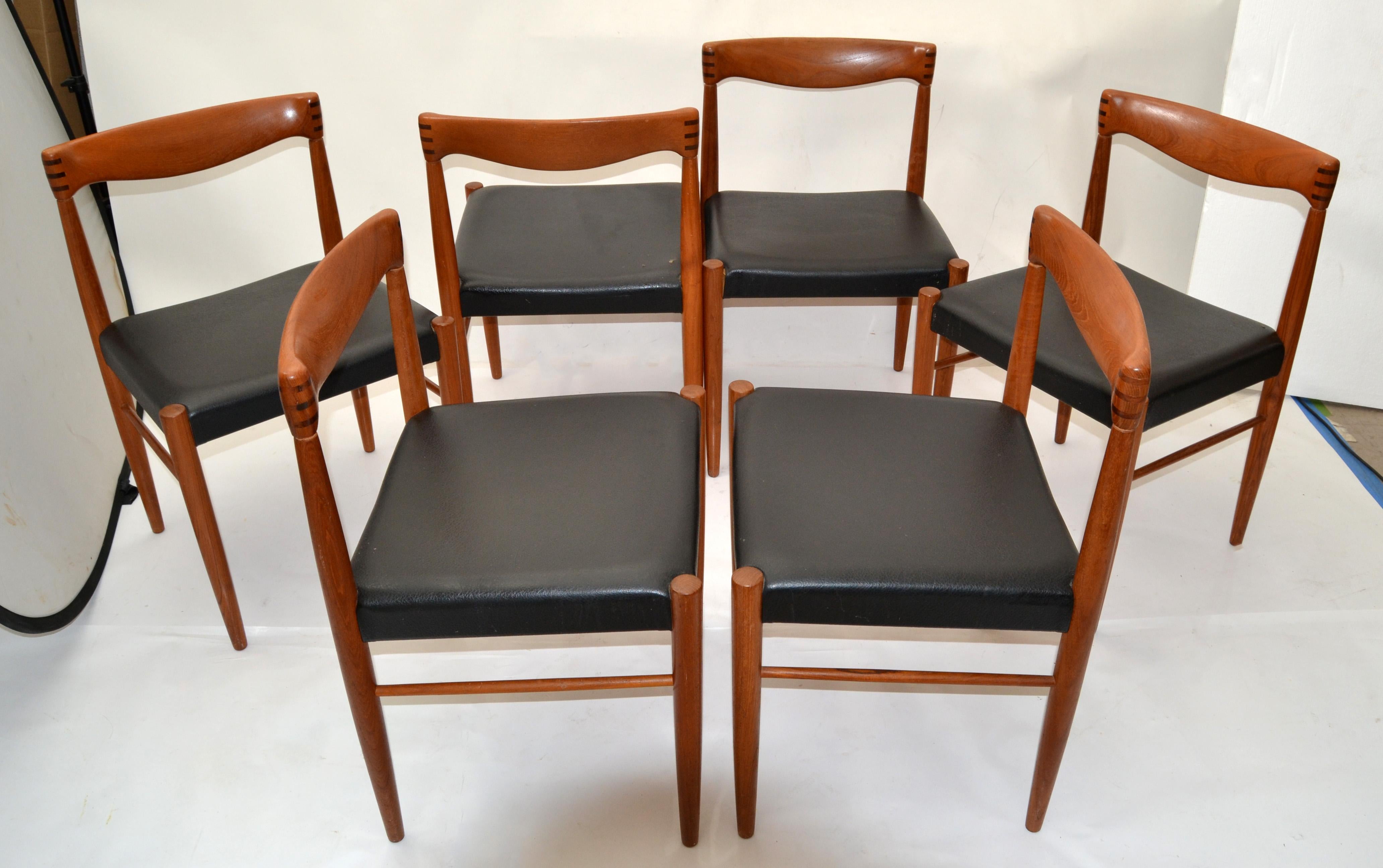 Scandinave moderne Ensemble de 6 chaises de salle à manger en teck et vinyle noir Henry Walter Klein Scandinavian Modern en vente