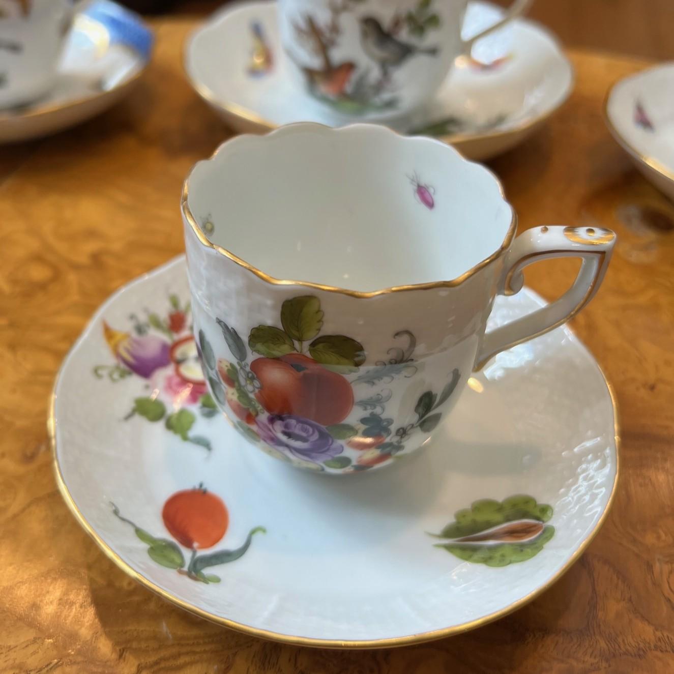 Juego de 6 tazas y platillos pintados a mano Herend - Varios motivos en venta 7