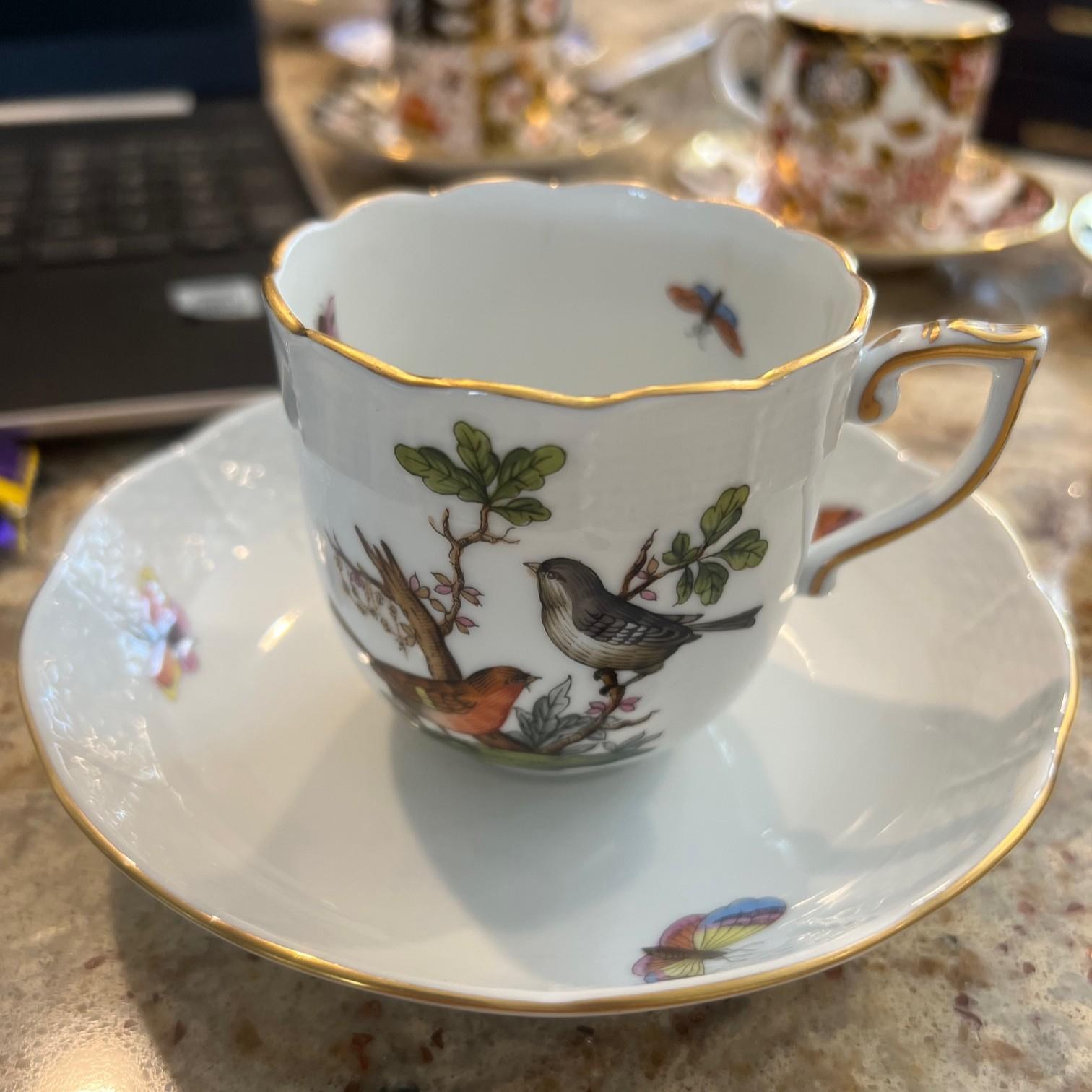 Juego de 6 tazas y platillos pintados a mano Herend - Varios motivos

Este exquisito juego de seis tazas y platillos de porcelana Herend muestra una asombrosa variedad de diseños pintados a mano, cada uno de ellos una obra maestra de la artesanía.