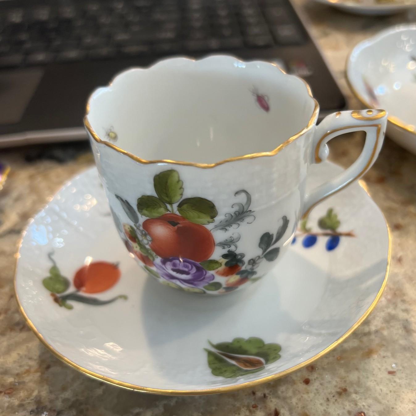 Juego de 6 tazas y platillos pintados a mano Herend - Varios motivos Húngaro en venta