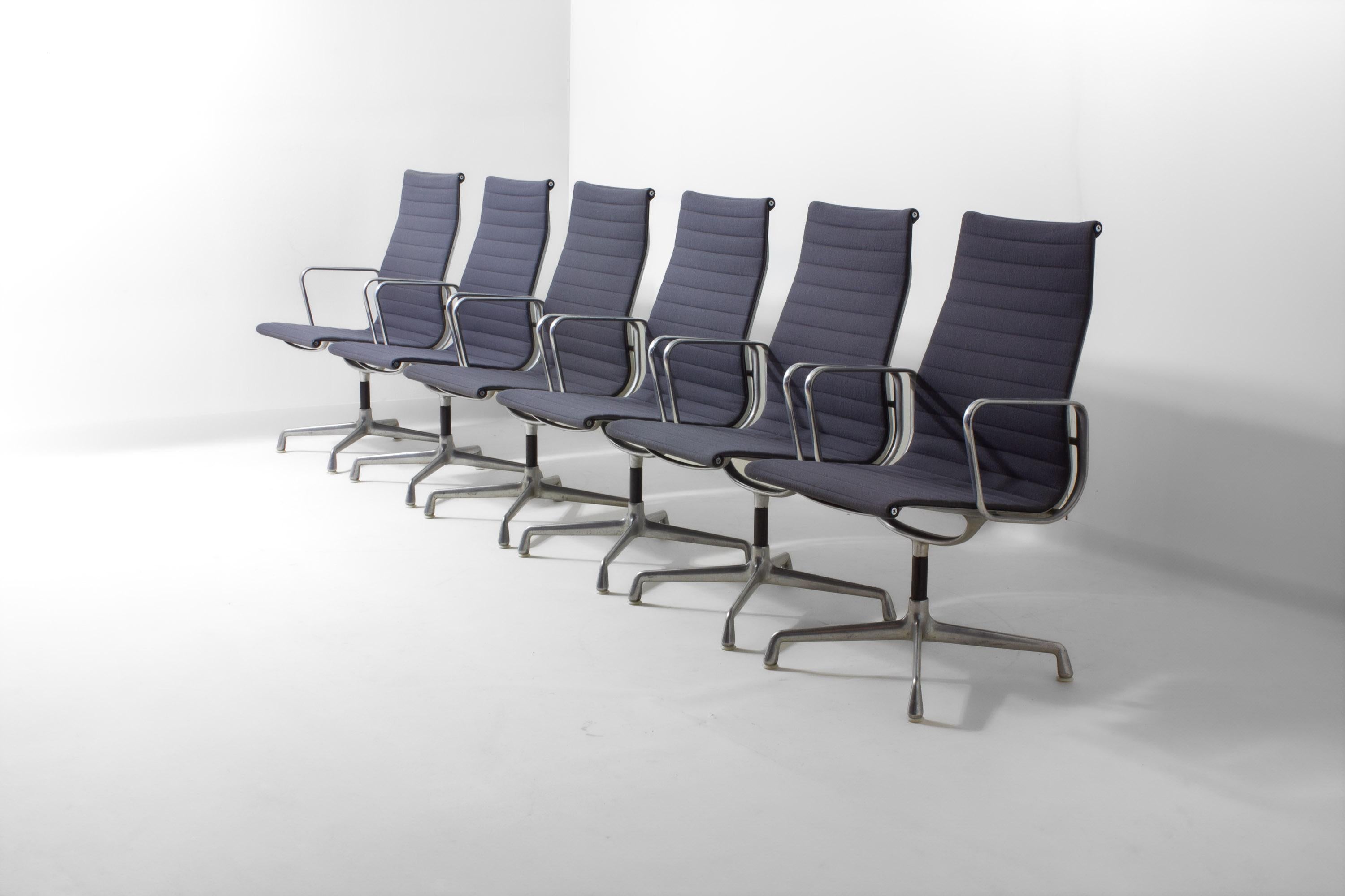 Set of 6 Herman Miller EA109 office chairs in blue grey fabric, 1980s im Zustand „Gut“ im Angebot in Antwerpen, VAN