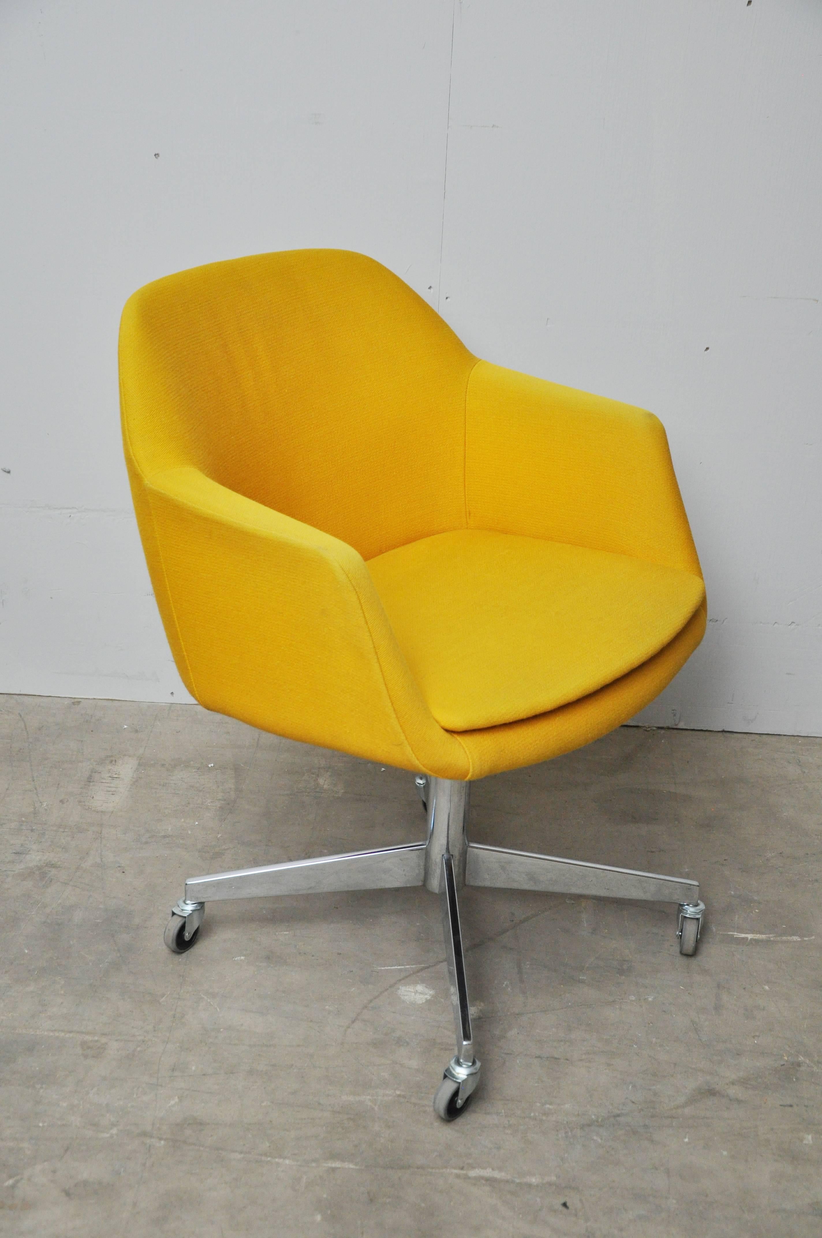 Mid-Century Modern Set of 6 steelcase Executive Armchairs with Casters For Sale