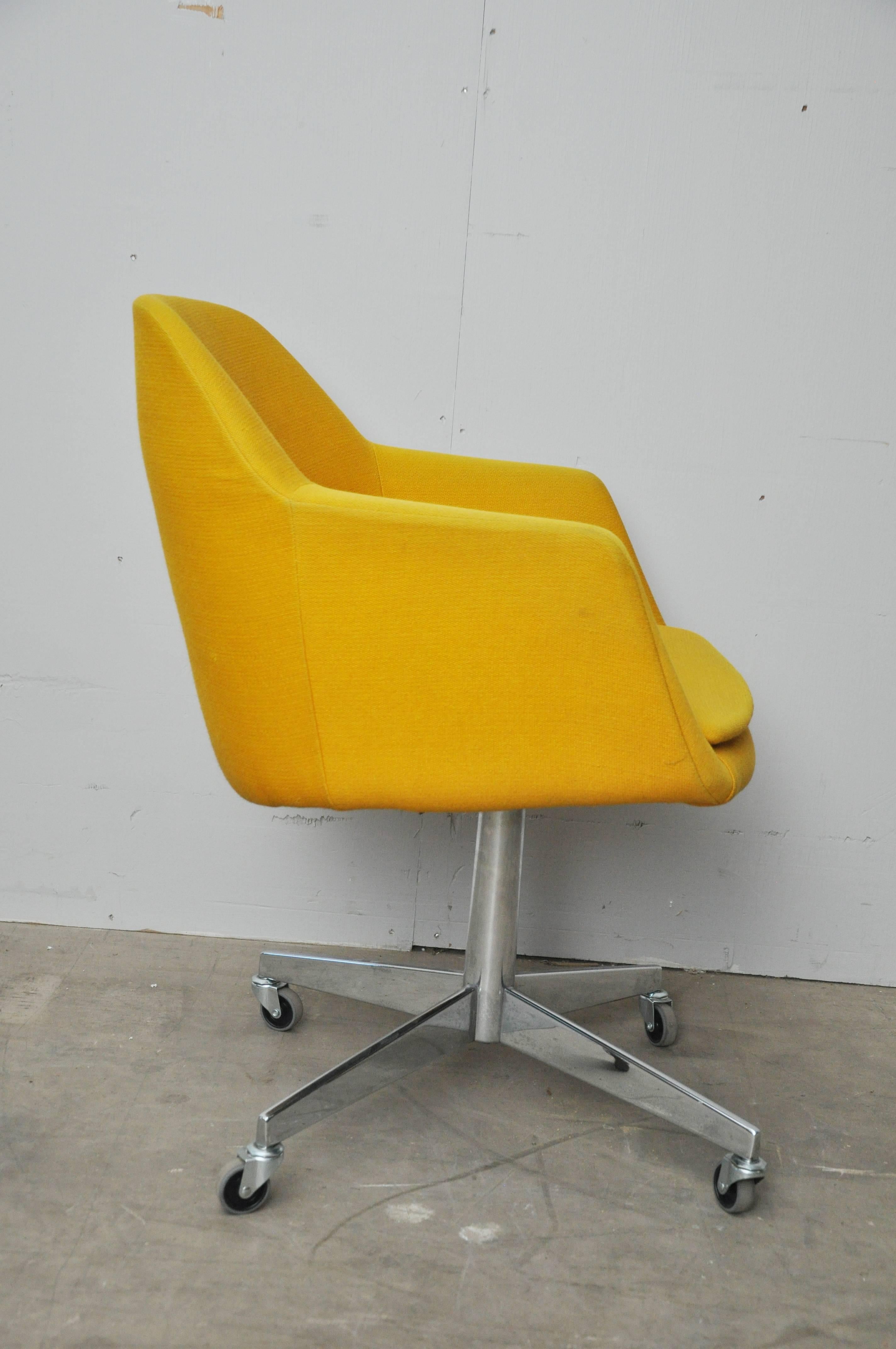 Set of 6 steelcase Executive Armchairs with Casters In Good Condition For Sale In Geneva, IL