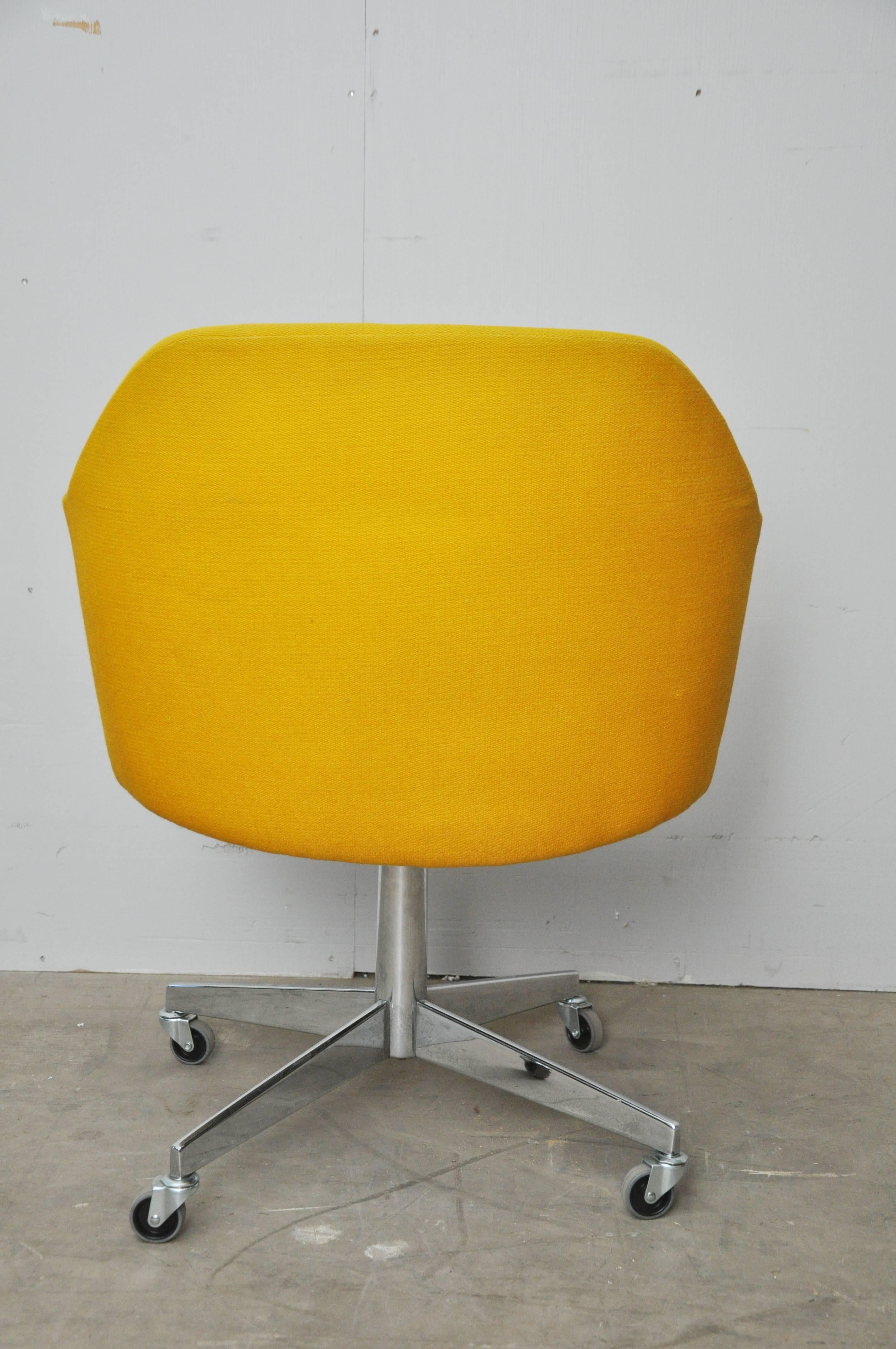 20th Century Set of 6 steelcase Executive Armchairs with Casters For Sale