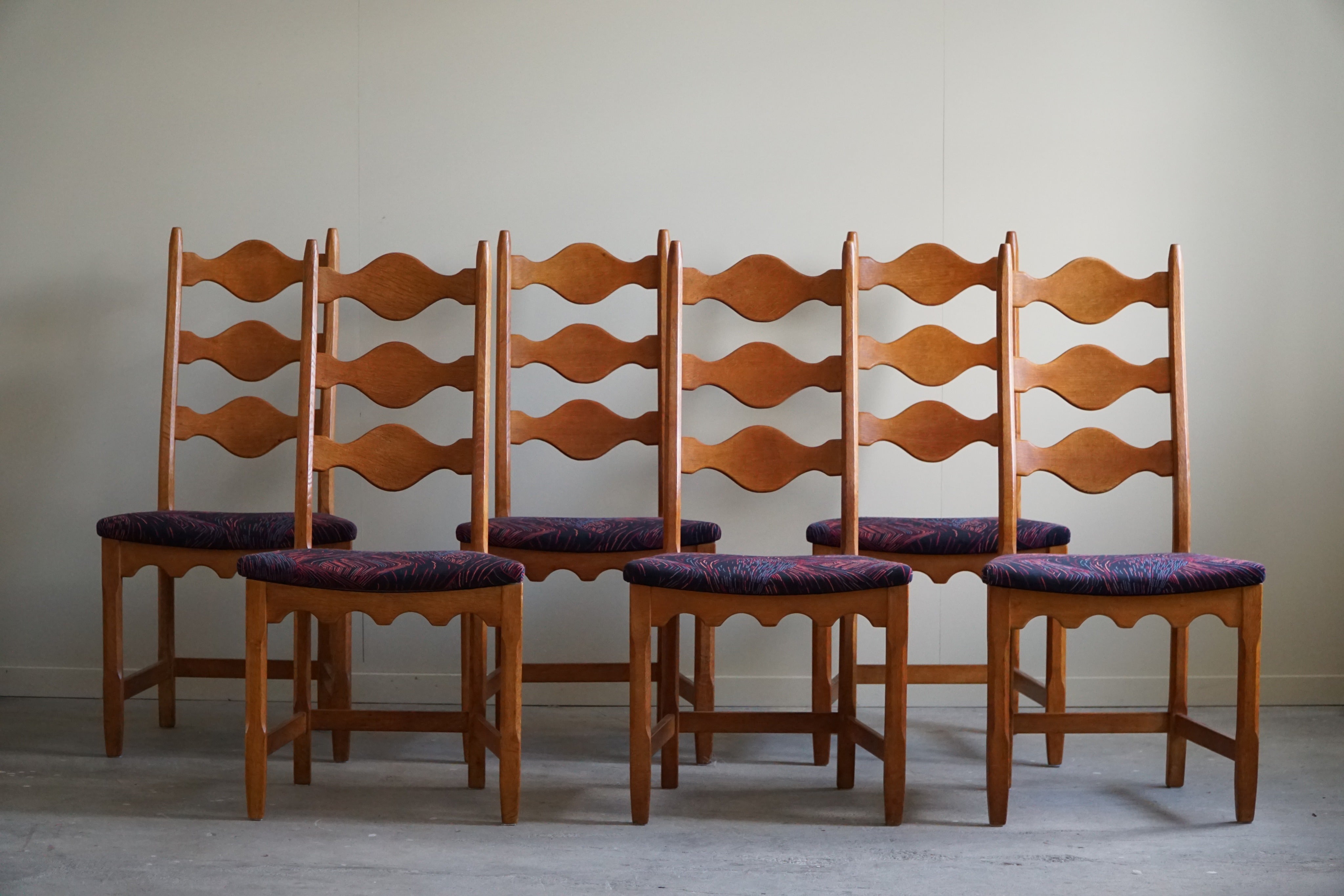 A sculptural classic set of 6 dining highback dining chairs in oak, seats reupholstered in a luxurious vintage fabric from the 1980s. Designed by Henning (Henry) Kjaernulf for Nyrup Møbelfabrik - ca 1960s. Strong references to the popular 