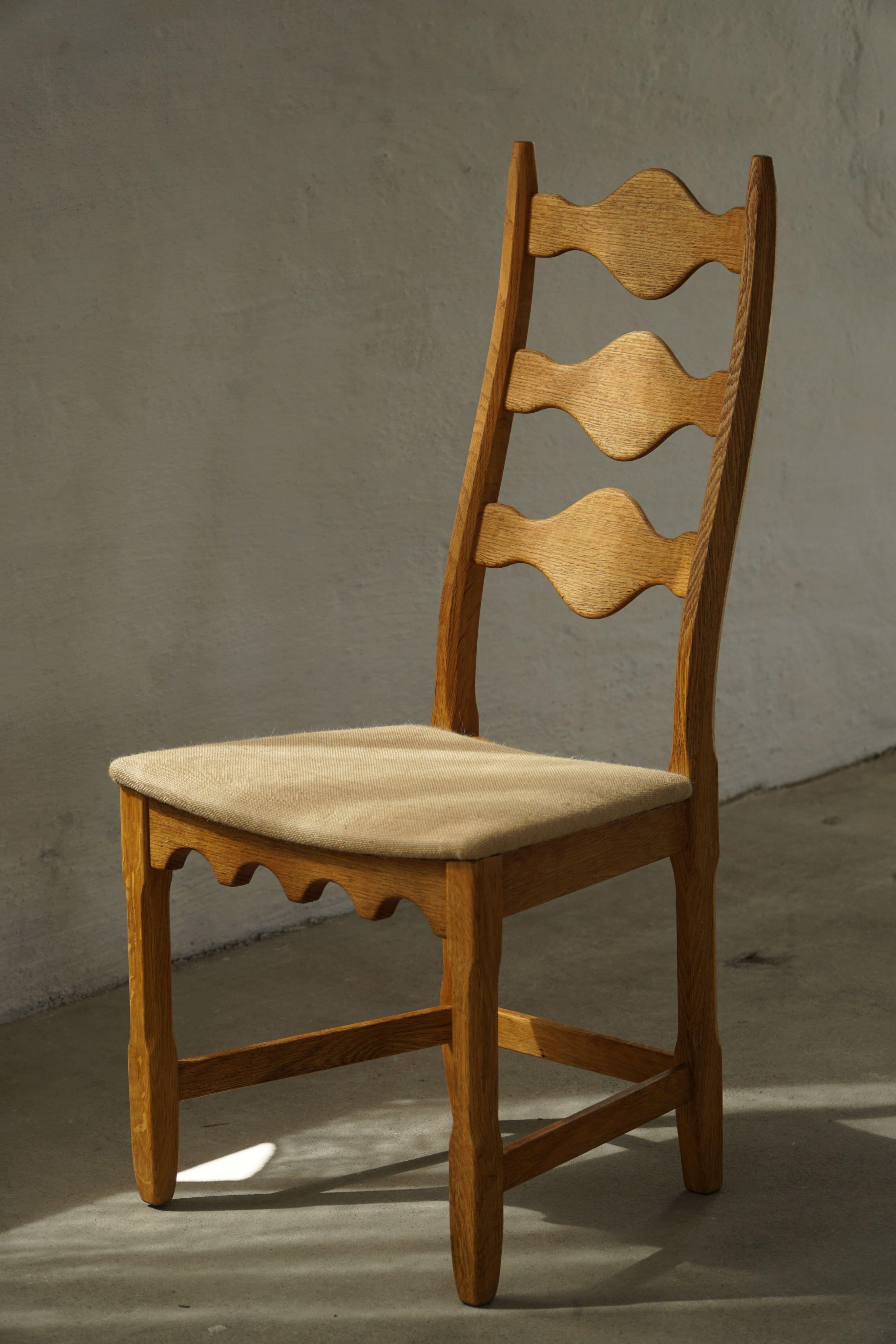 Ensemble classique et sculptural de 6 chaises de salle à manger à dossier haut en chêne du milieu du 20e siècle, dont les sièges ont été retapissés dans un tissu en toile de jute durable et élégant. Conçu par Henning (Henry) Kjærnulf pour Nyrup