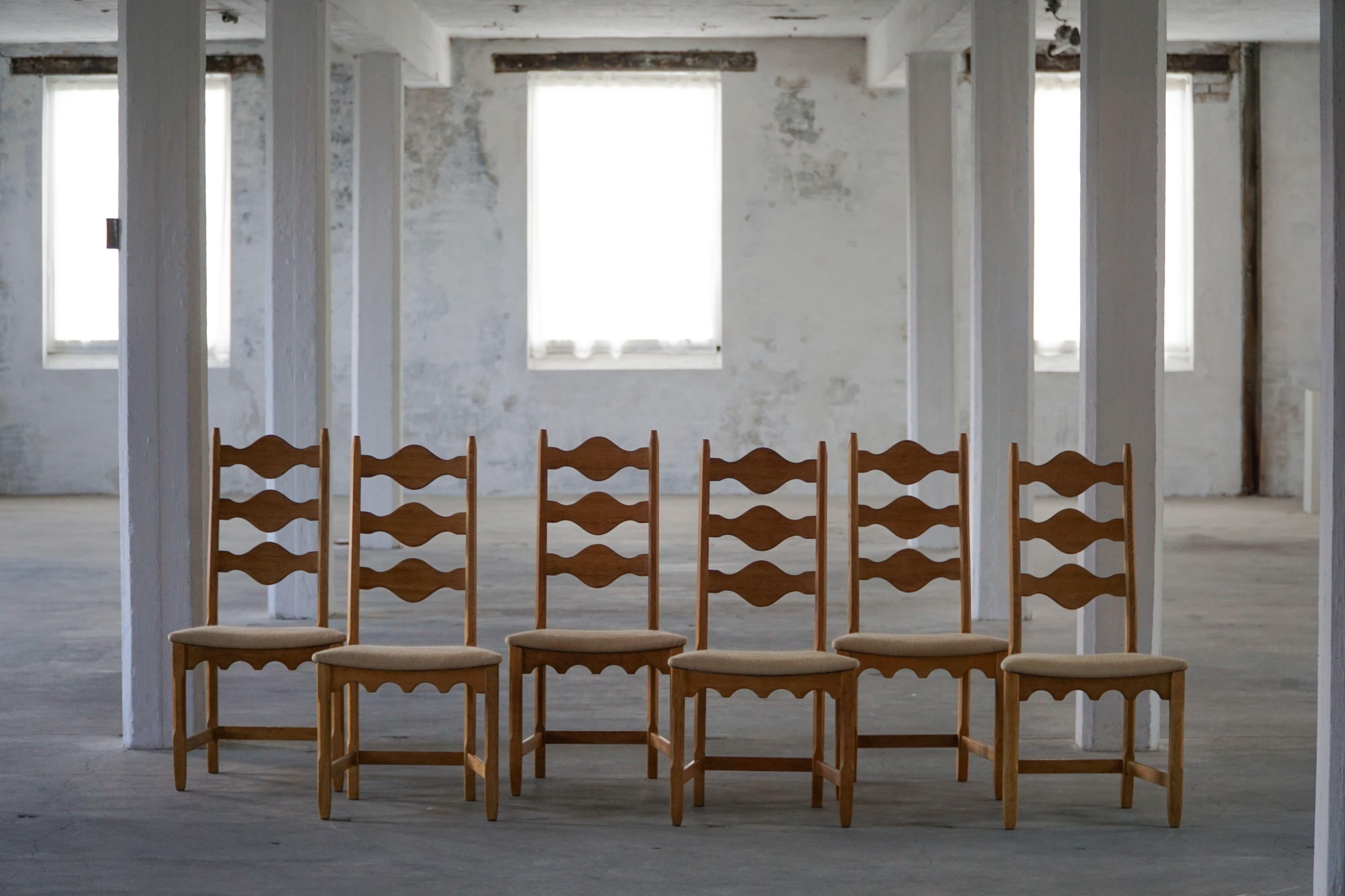 Ensemble de 6 chaises de salle à manger à dossier haut en Oak, modernité danoise, Henning Kjærnulf, années 1960 Bon état - En vente à Odense, DK