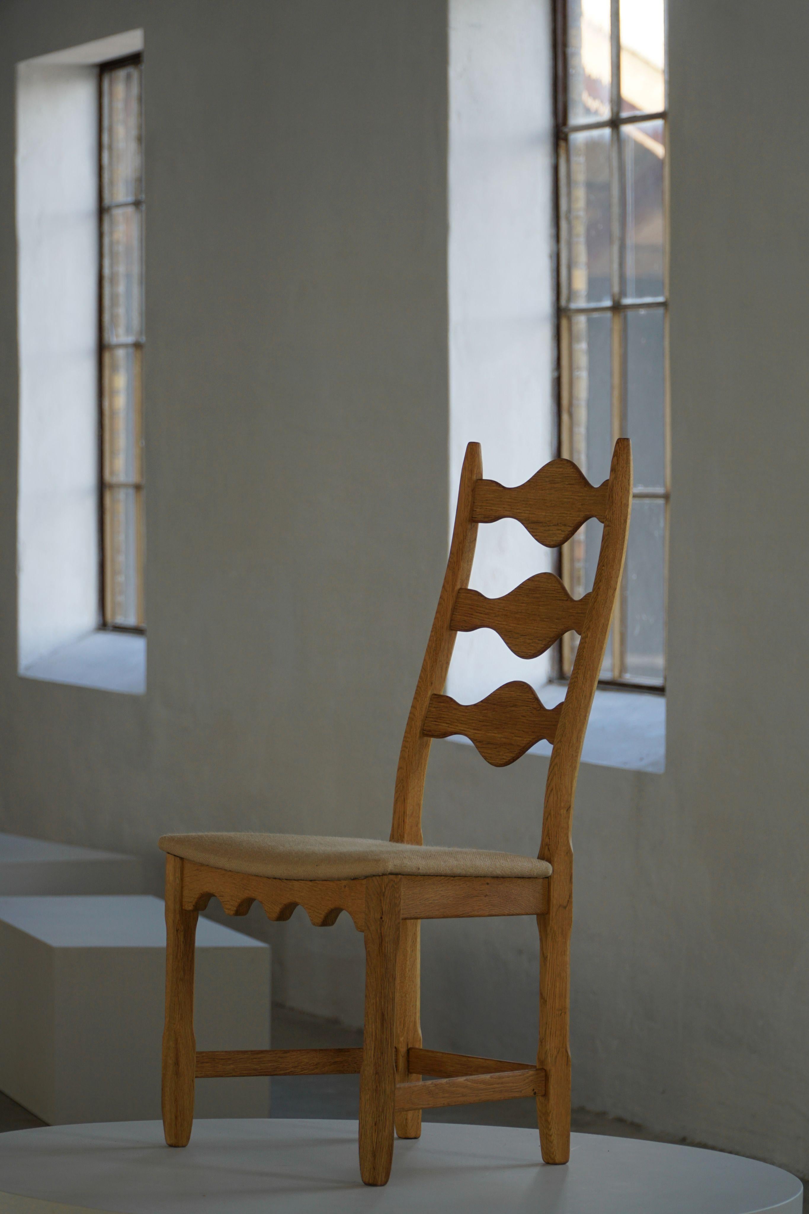 20ième siècle Ensemble de 6 chaises de salle à manger à dossier haut en Oak, modernité danoise, Henning Kjærnulf, années 1960 en vente